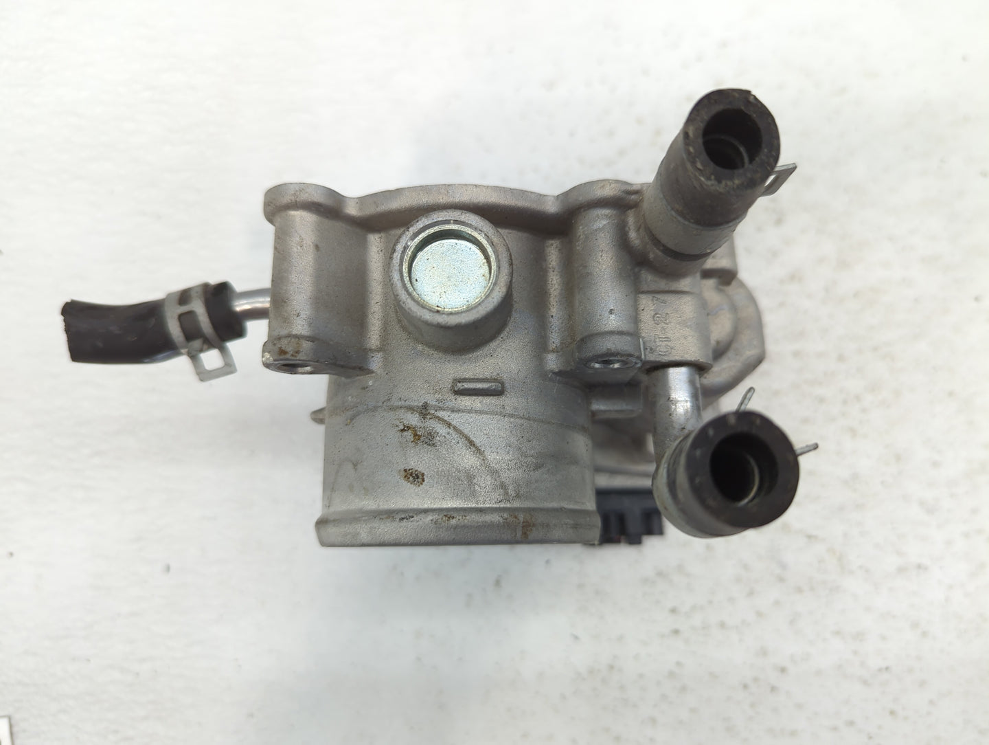 2012-2019 Kia Soul Throttle Body P/N:35100-2B300 Fits Fits 2012 2013 2014 2015 2016 2017 2018 2019 OEM Used Auto Parts - Oem