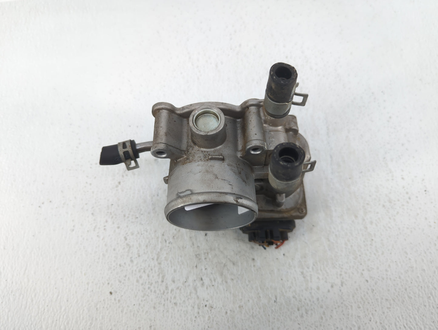 2012-2019 Kia Soul Throttle Body P/N:35100-2B300 Fits Fits 2012 2013 2014 2015 2016 2017 2018 2019 OEM Used Auto Parts - Oem