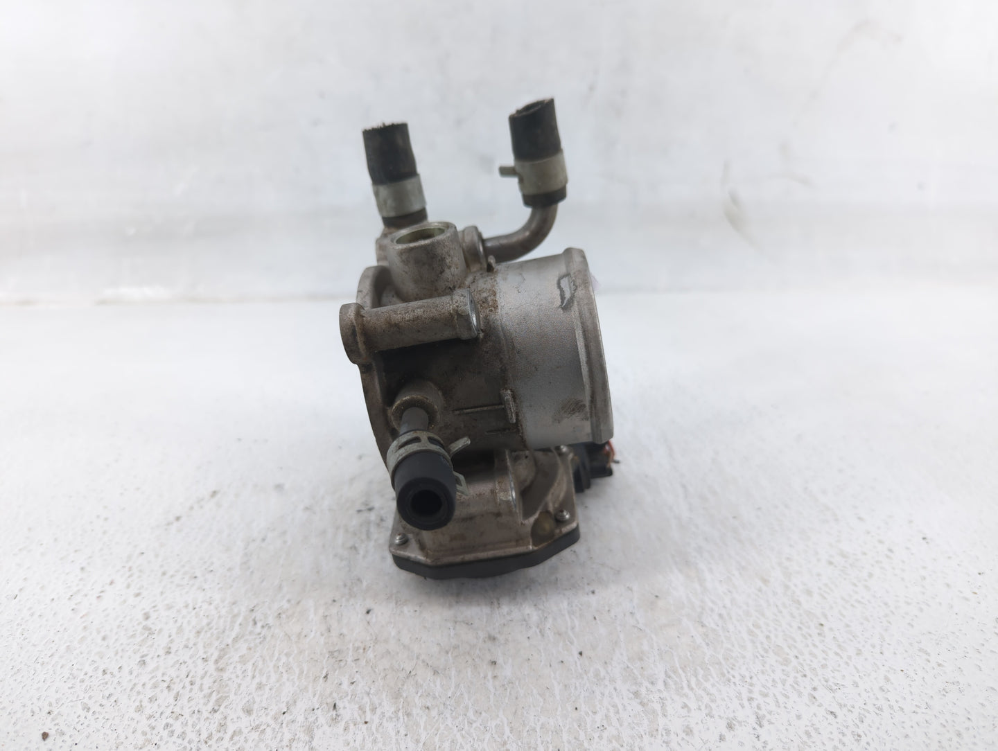 2012-2019 Kia Soul Throttle Body P/N:35100-2B300 Fits Fits 2012 2013 2014 2015 2016 2017 2018 2019 OEM Used Auto Parts - Oem