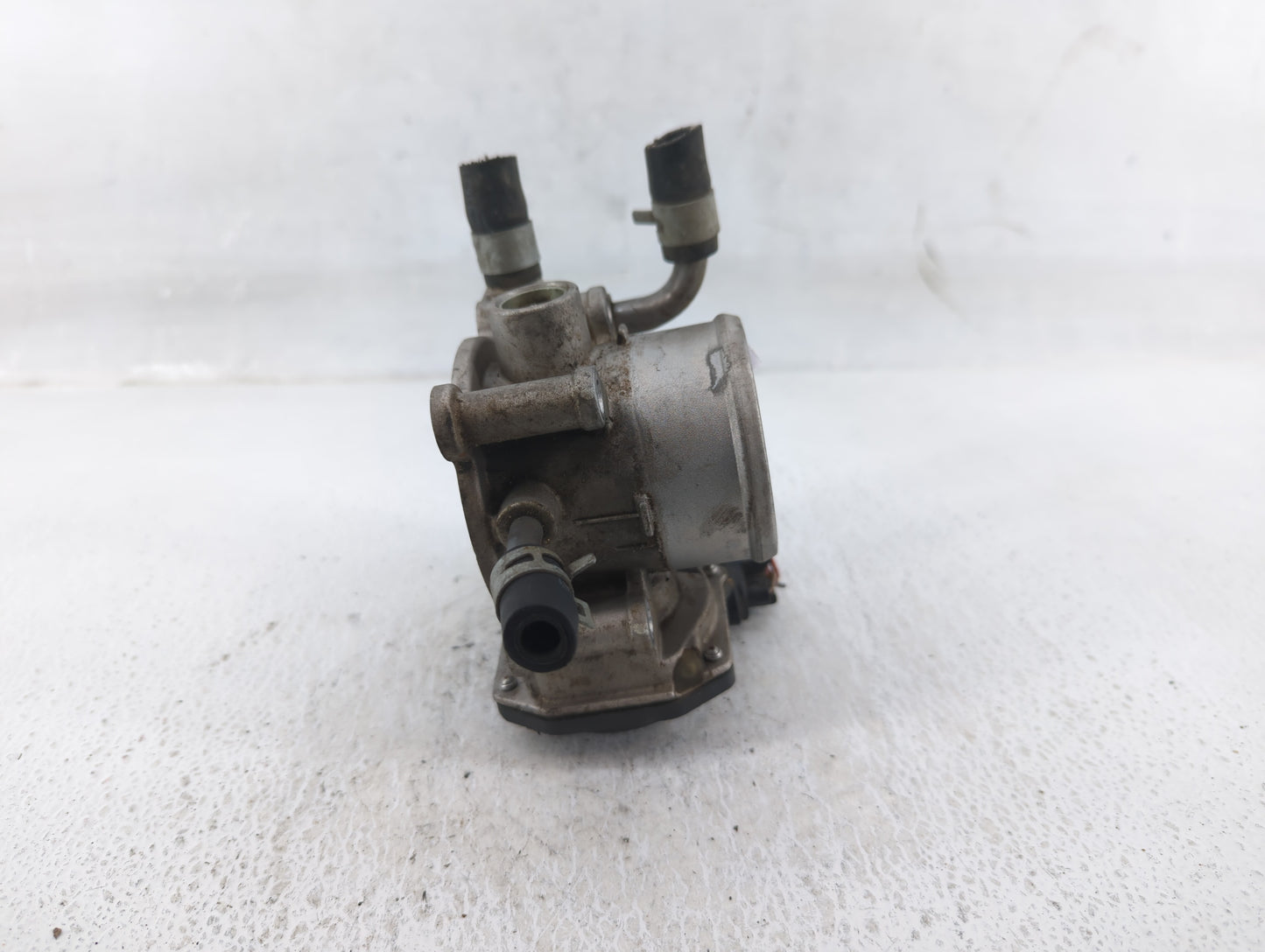 2012-2019 Kia Soul Throttle Body P/N:35100-2B300 Fits Fits 2012 2013 2014 2015 2016 2017 2018 2019 OEM Used Auto Parts - Oem
