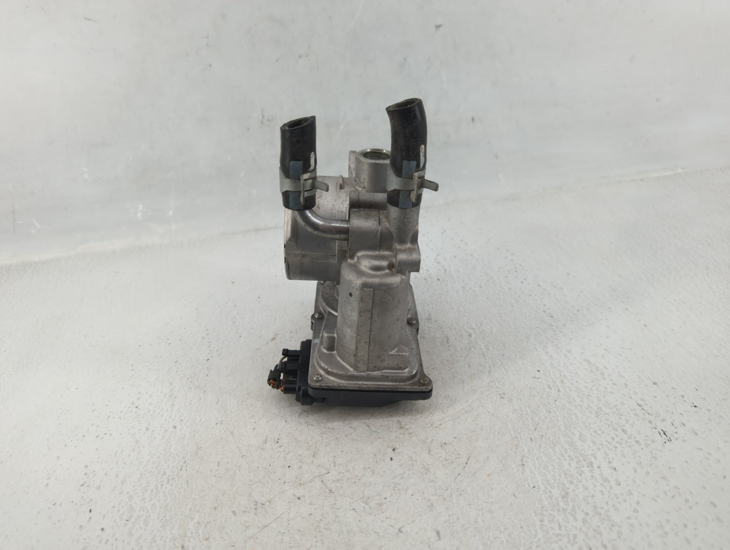 2012-2019 Kia Soul Throttle Body P/N:35100-2B300 Fits Fits 2012 2013 2014 2015 2016 2017 2018 2019 OEM Used Auto Parts - Oem