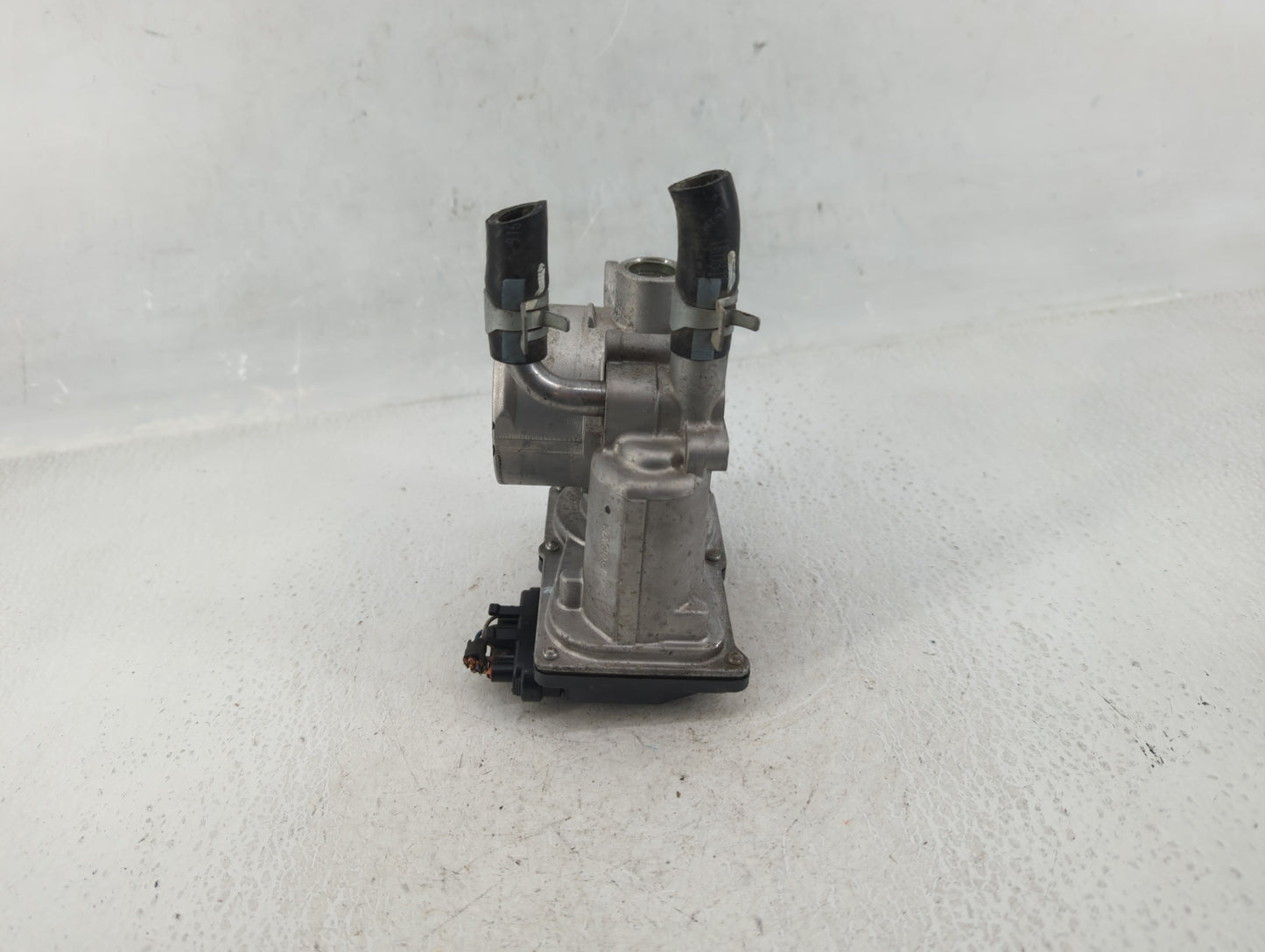 2012-2019 Kia Soul Throttle Body P/N:35100-2B300 Fits Fits 2012 2013 2014 2015 2016 2017 2018 2019 OEM Used Auto Parts - Oem
