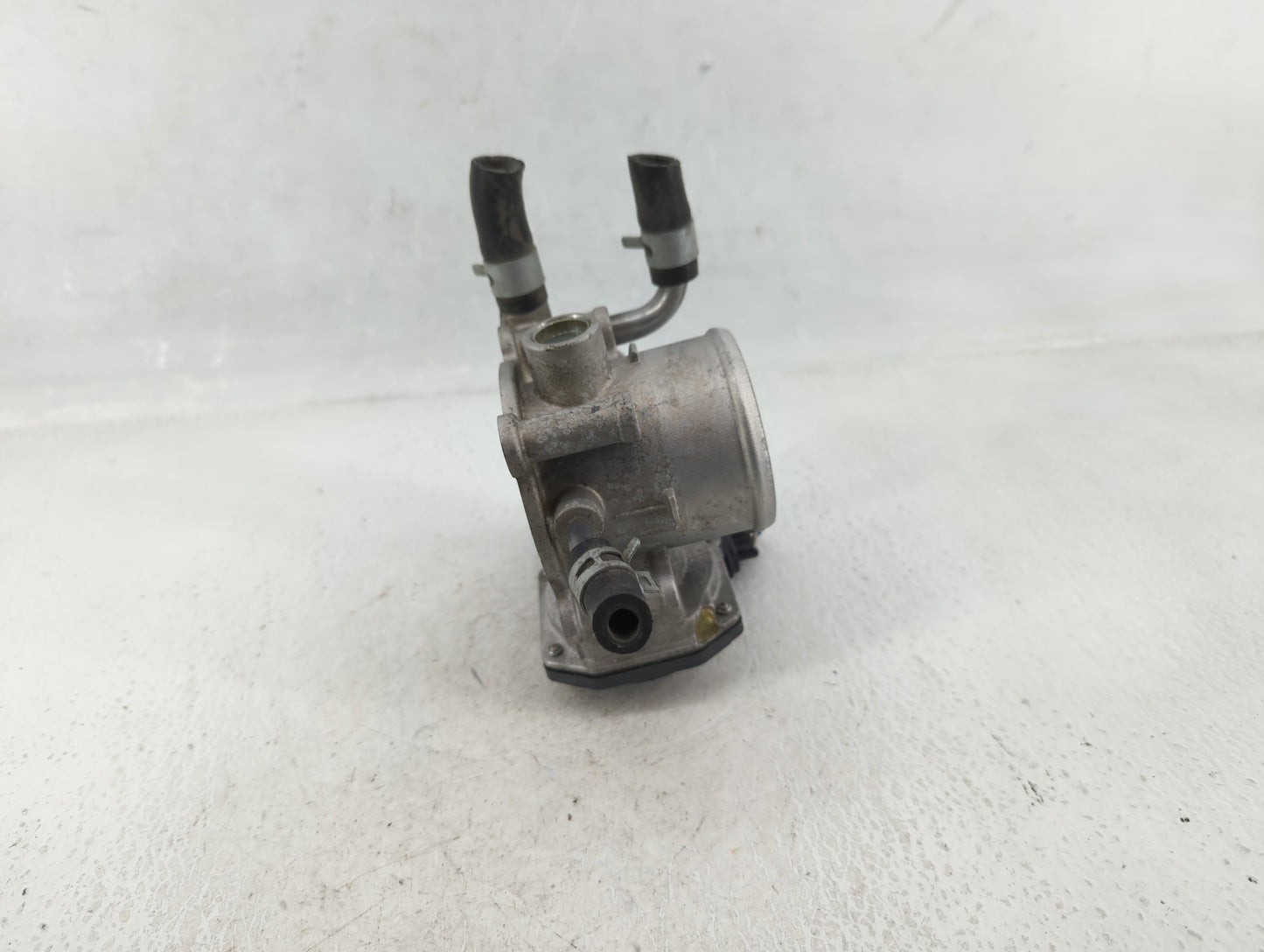 2012-2019 Kia Soul Throttle Body P/N:35100-2B300 Fits Fits 2012 2013 2014 2015 2016 2017 2018 2019 OEM Used Auto Parts - Oem