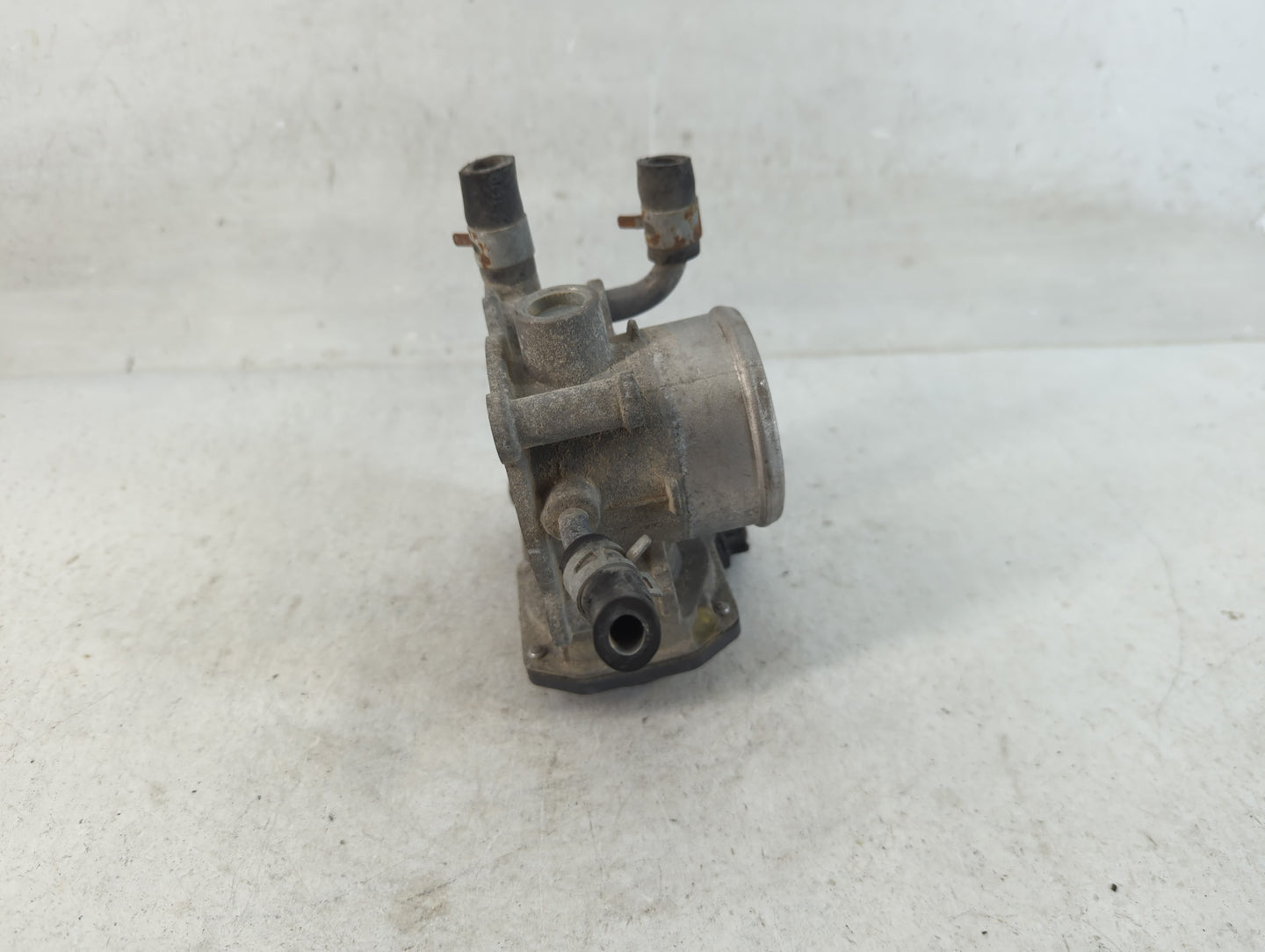 2012-2019 Kia Soul Throttle Body P/N:35100-2B300 Fits Fits 2012 2013 2014 2015 2016 2017 2018 2019 OEM Used Auto Parts - Oem