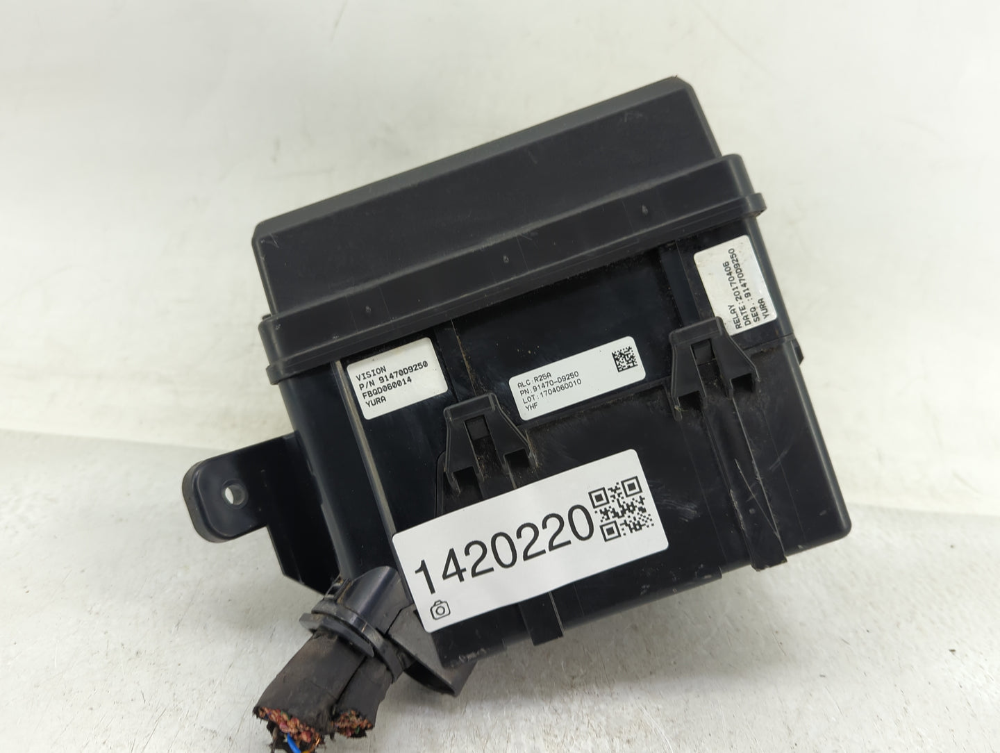 2017-2019 Kia Sportage Fusebox Fuse Box Panel Relay Module P/N:91950-D9BC0 Fits Fits 2017 2018 2019 OEM Used Auto Parts - Oe
