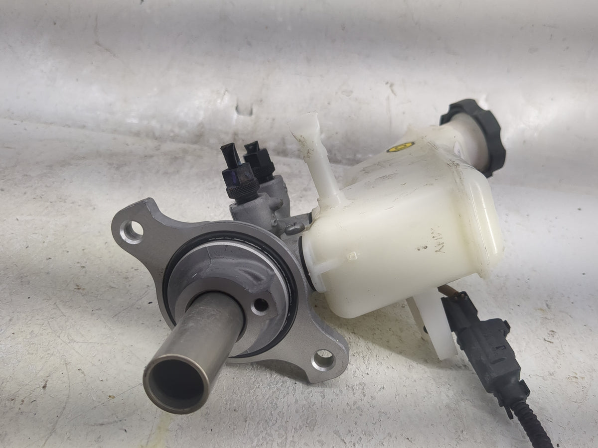 2017-2021 Kia Sportage Brake Master Cylinder 1498403 - Oemusedautoparts1.com