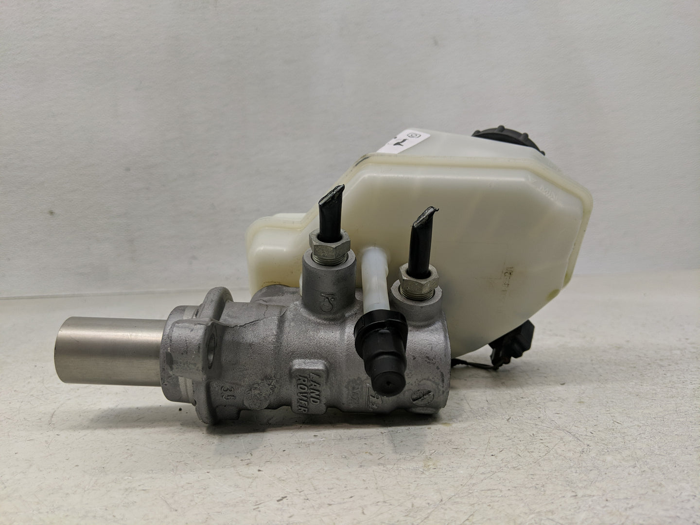 2015-2019 Land Rover Discovery Sport Brake Master Cylinder - Oemusedautoparts1.com