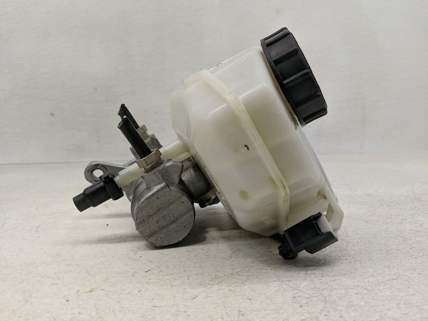 2015-2019 Land Rover Discovery Sport Brake Master Cylinder - Oemusedautoparts1.com