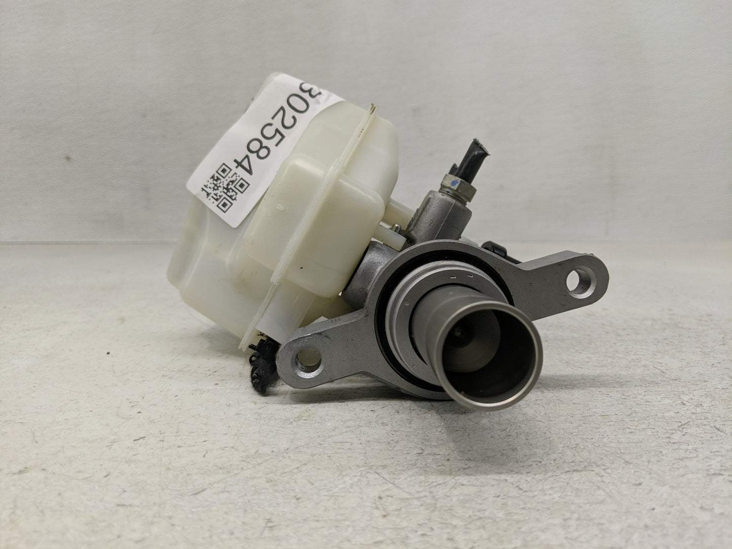 2015-2019 Land Rover Discovery Sport Brake Master Cylinder - Oemusedautoparts1.com