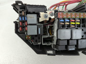 2018-2019 Land Rover Range Rover Fusebox Fuse Box Panel Relay Module P/N:6693291522 Fits Fits 2018 2019 OEM Used Auto Parts