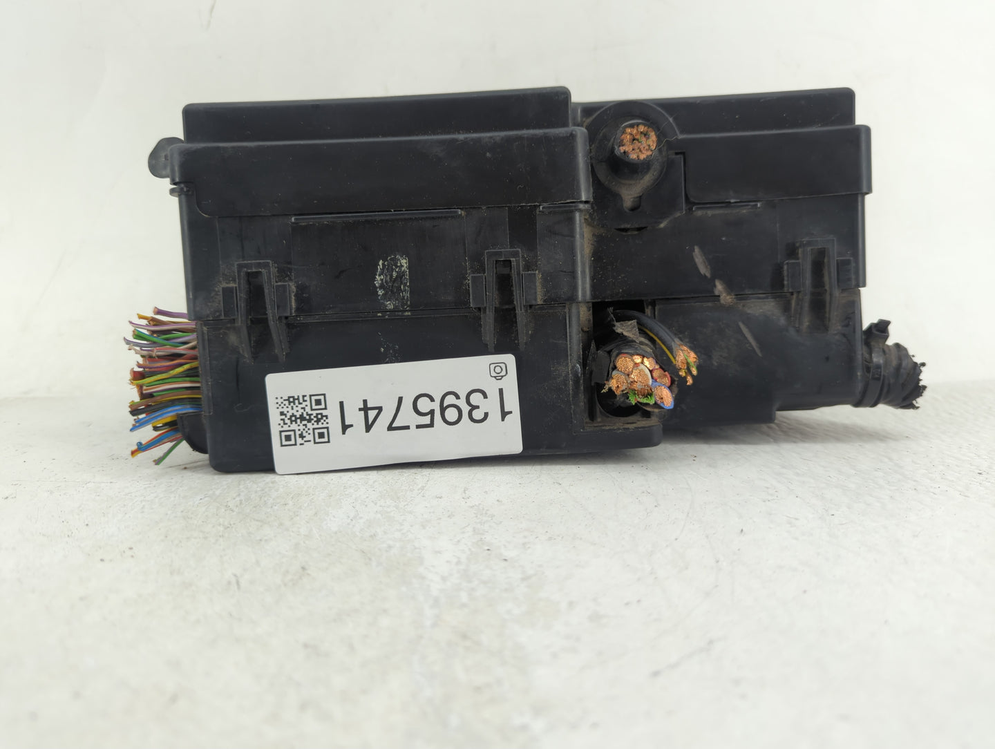 2018-2019 Lincoln Mkc Fusebox Fuse Box Panel Relay Module P/N:AV6T-14A067-AD Fits Fits 2018 2019 OEM Used Auto Parts - Oemus