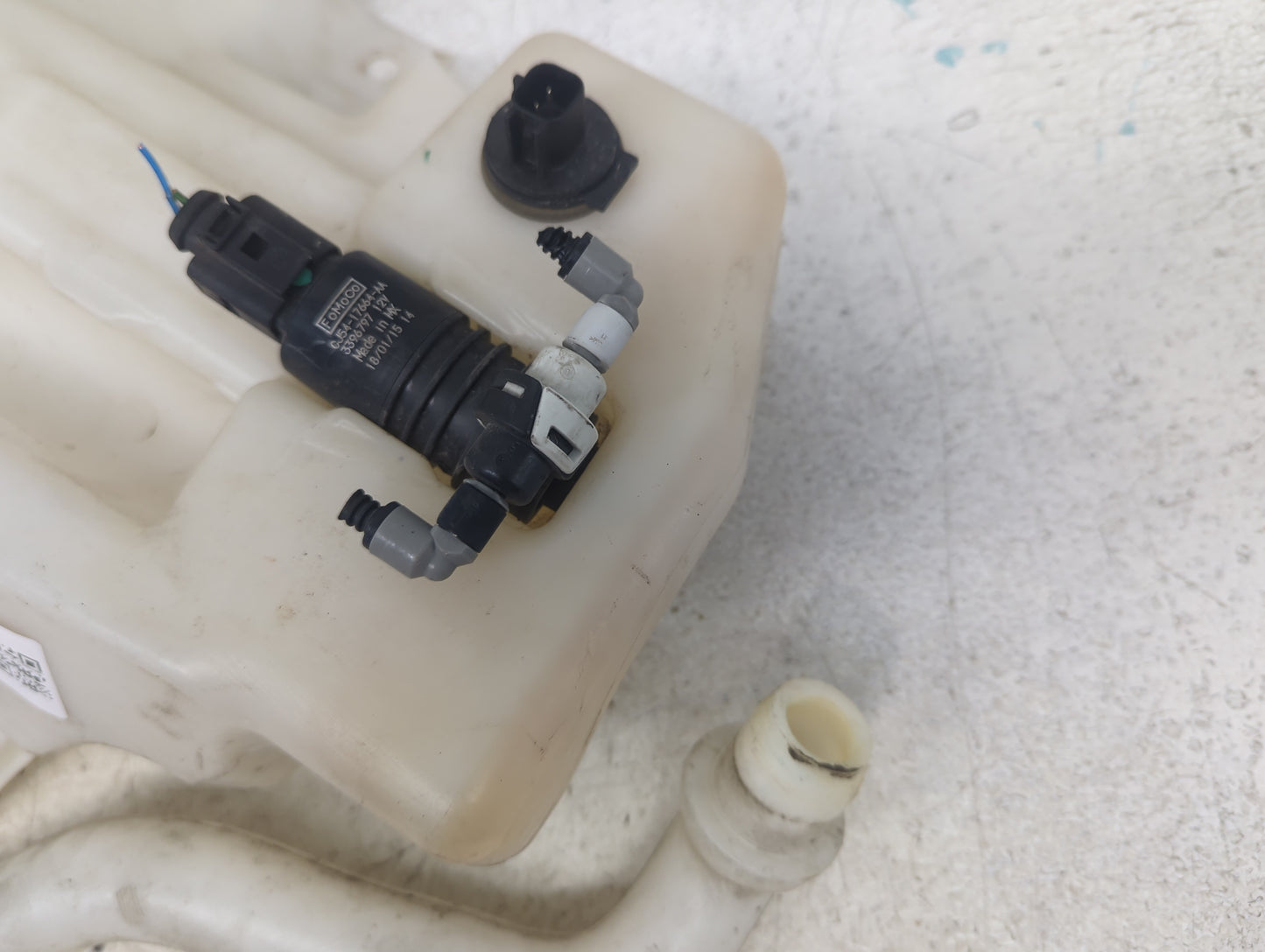 2015-2019 Lincoln Mkc Windshield Washer Fluid Reservoir Bottle Oem 1473574 - Oemusedautoparts1.com
