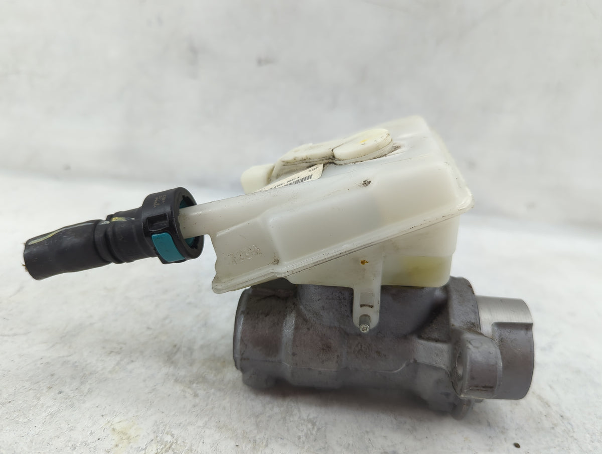 2015-2019 Lincoln Mkc Brake Master Cylinder 1498820 - Oemusedautoparts1.com