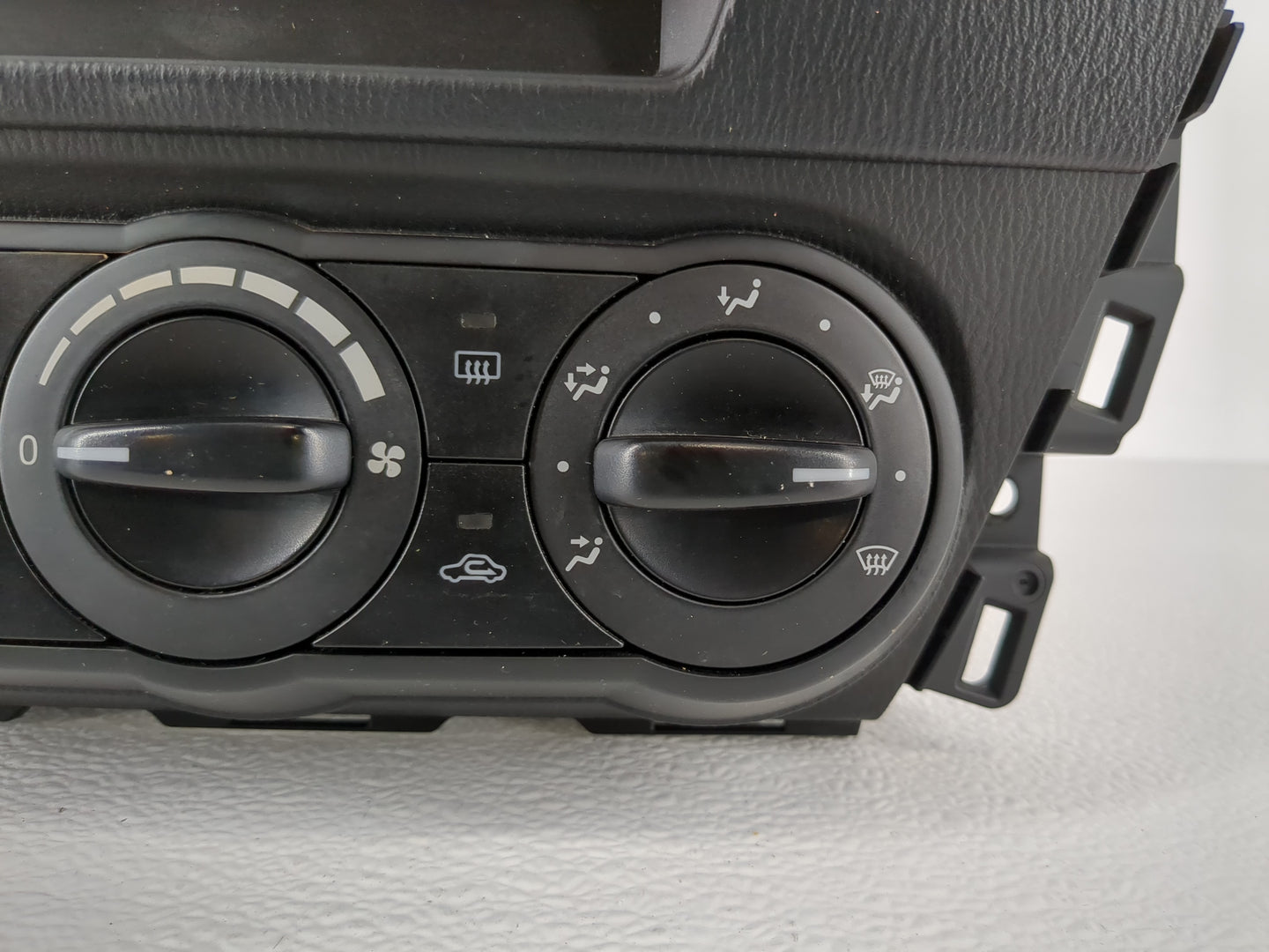 2017-2018 Mazda 3 Climate Control Module Temperature AC/Heater Replacement P/N:0621191 Fits Fits 2017 2018 OEM Used Auto Par