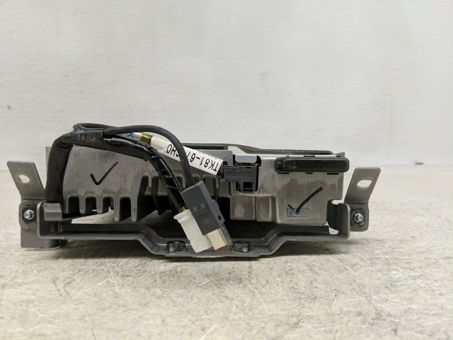 2016-2018 Mazda Cx-9 Radio AM FM Cd Player Receiver Replacement P/N:TK78669C0C Fits Fits 2016 2017 2018 OEM Used Auto Parts 