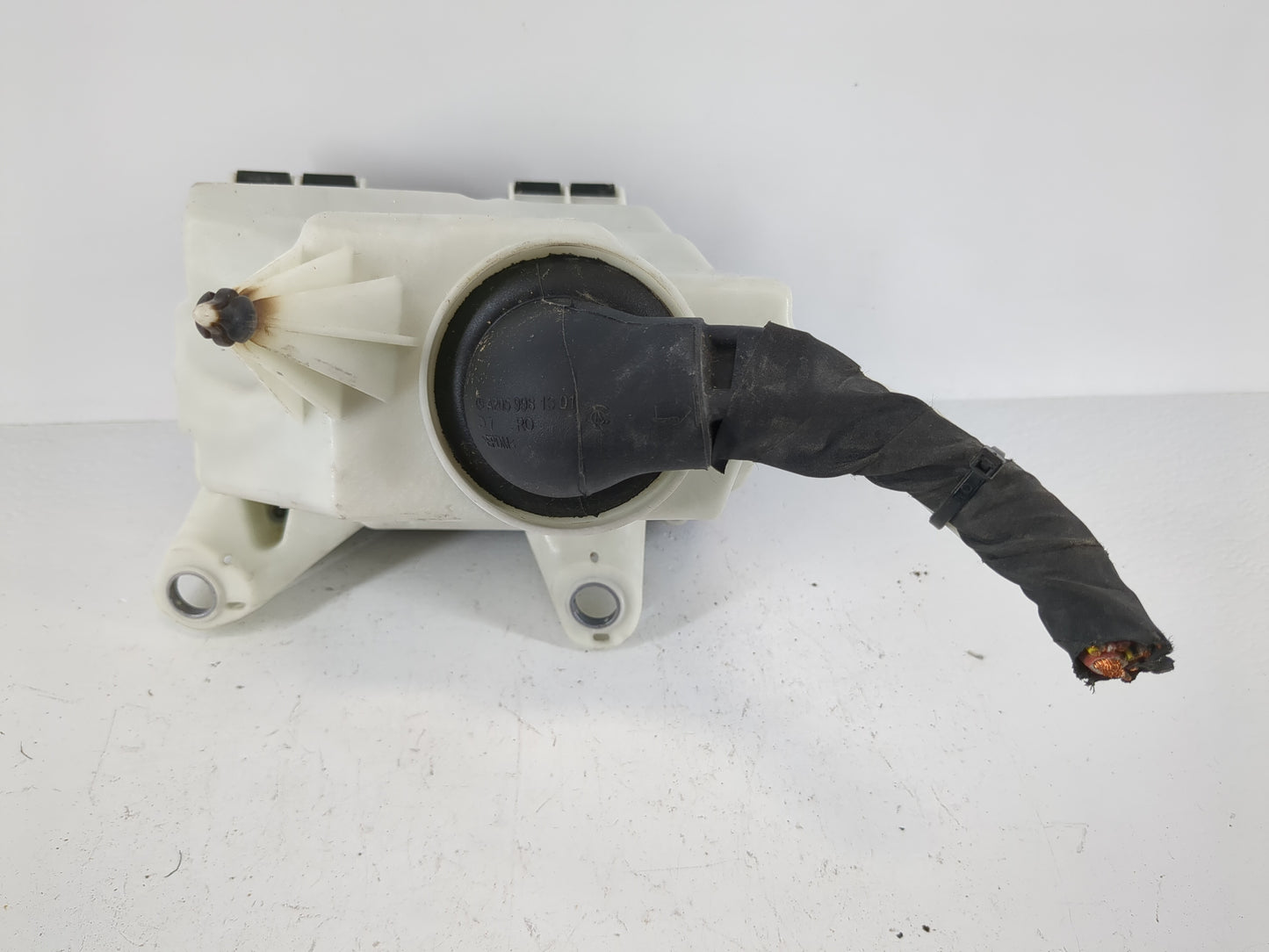 2018-2019 Mercedes-Benz C300 Fusebox Fuse Box Panel Relay Module P/N:A 205 540 00 82 Fits Fits 2018 2019 OEM Used Auto Parts
