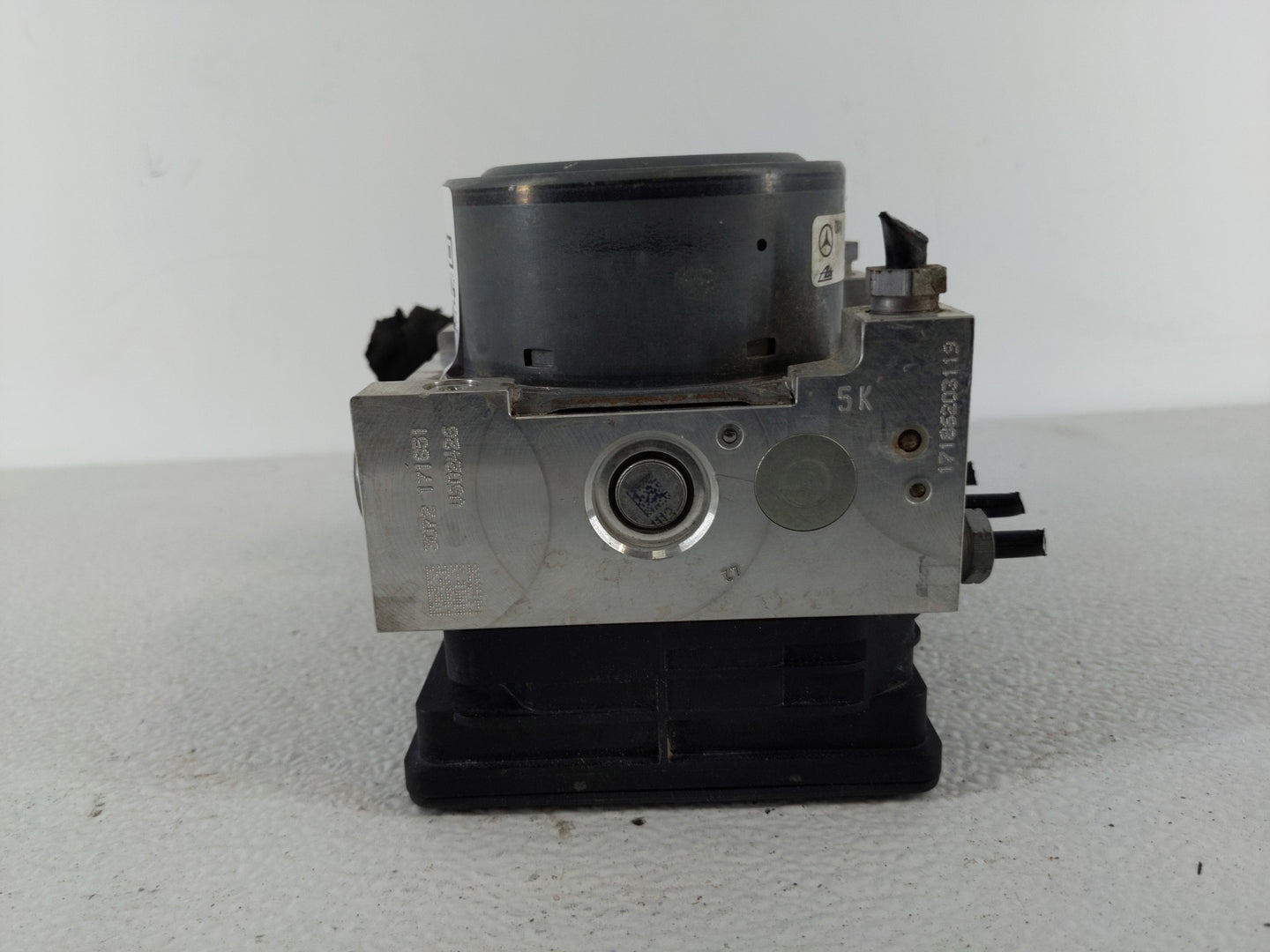 2017-2018 Mercedes-Benz C300 ABS Pump Control Module Replacement P/N:A 253 431 02 00 Fits Fits 2017 2018 2019 OEM Used Auto 