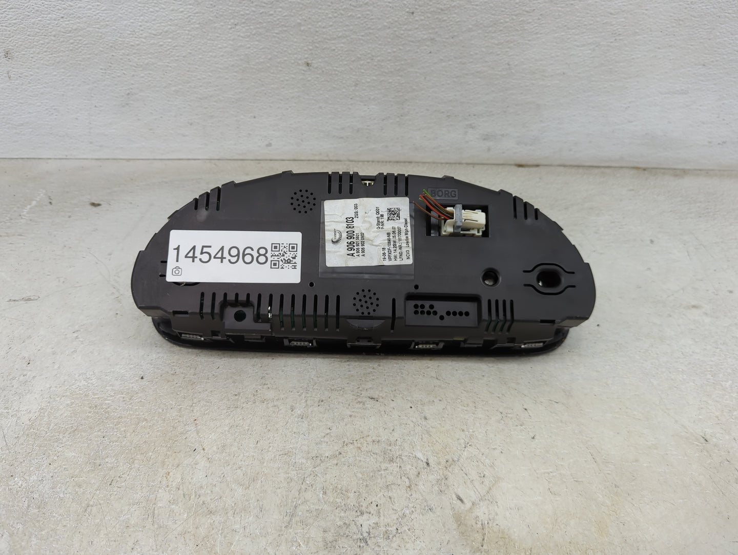 2018 Mercedes-Benz Mb2500 Instrument Cluster Speedometer Gauges P/N:A9069008103 A9069015601, A9069020902 Miles:115K Fits OEM