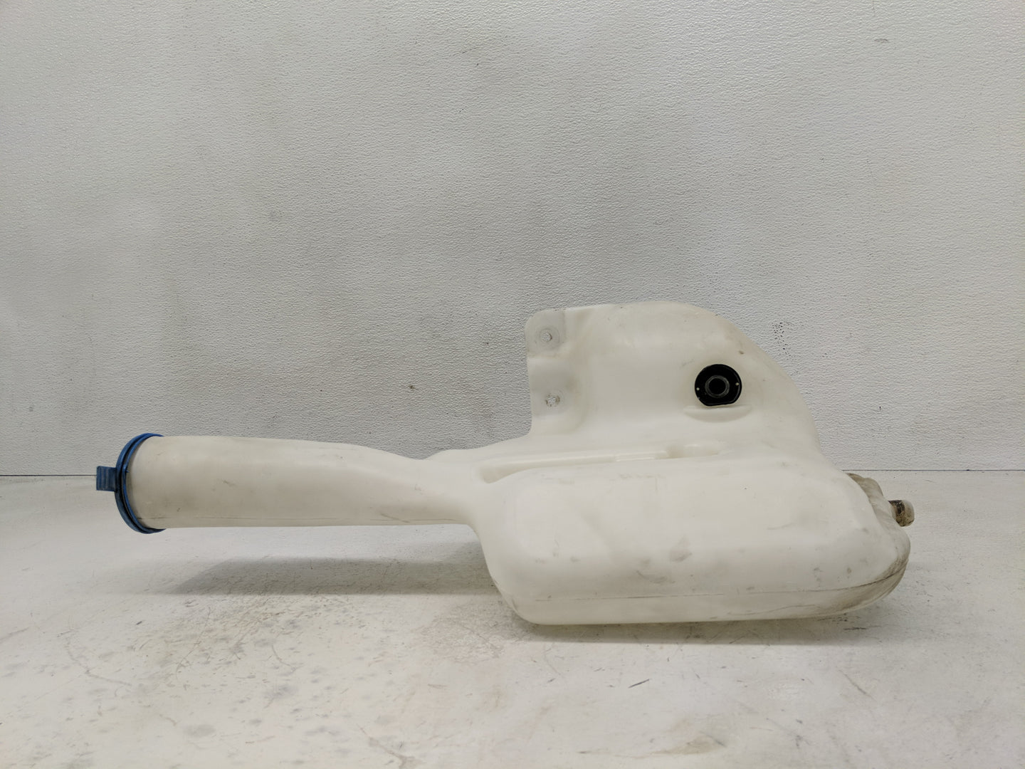 2018 Mercedes-benz Sprinter Windshield Washer Fluid Reservoir Bottle Oem - Oemusedautoparts1.com