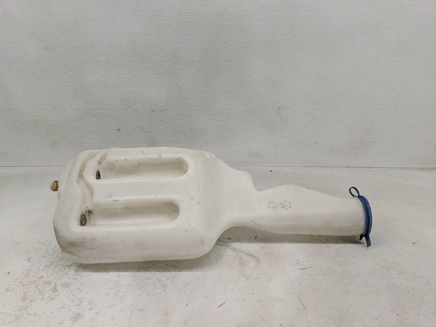 2018 Mercedes-benz Sprinter Windshield Washer Fluid Reservoir Bottle Oem - Oemusedautoparts1.com