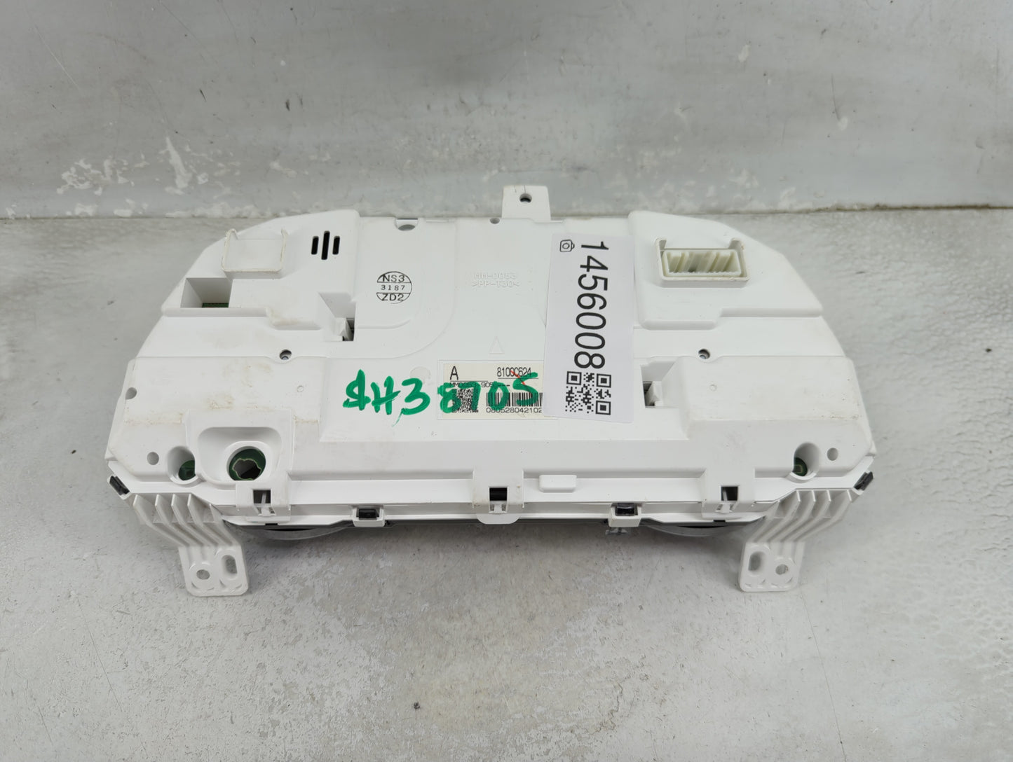2018 Mitsubishi Outlander Sport Instrument Cluster Speedometer Gauges P/N:8100C624 MM0053-905 Miles: Fits OEM Used Auto Part