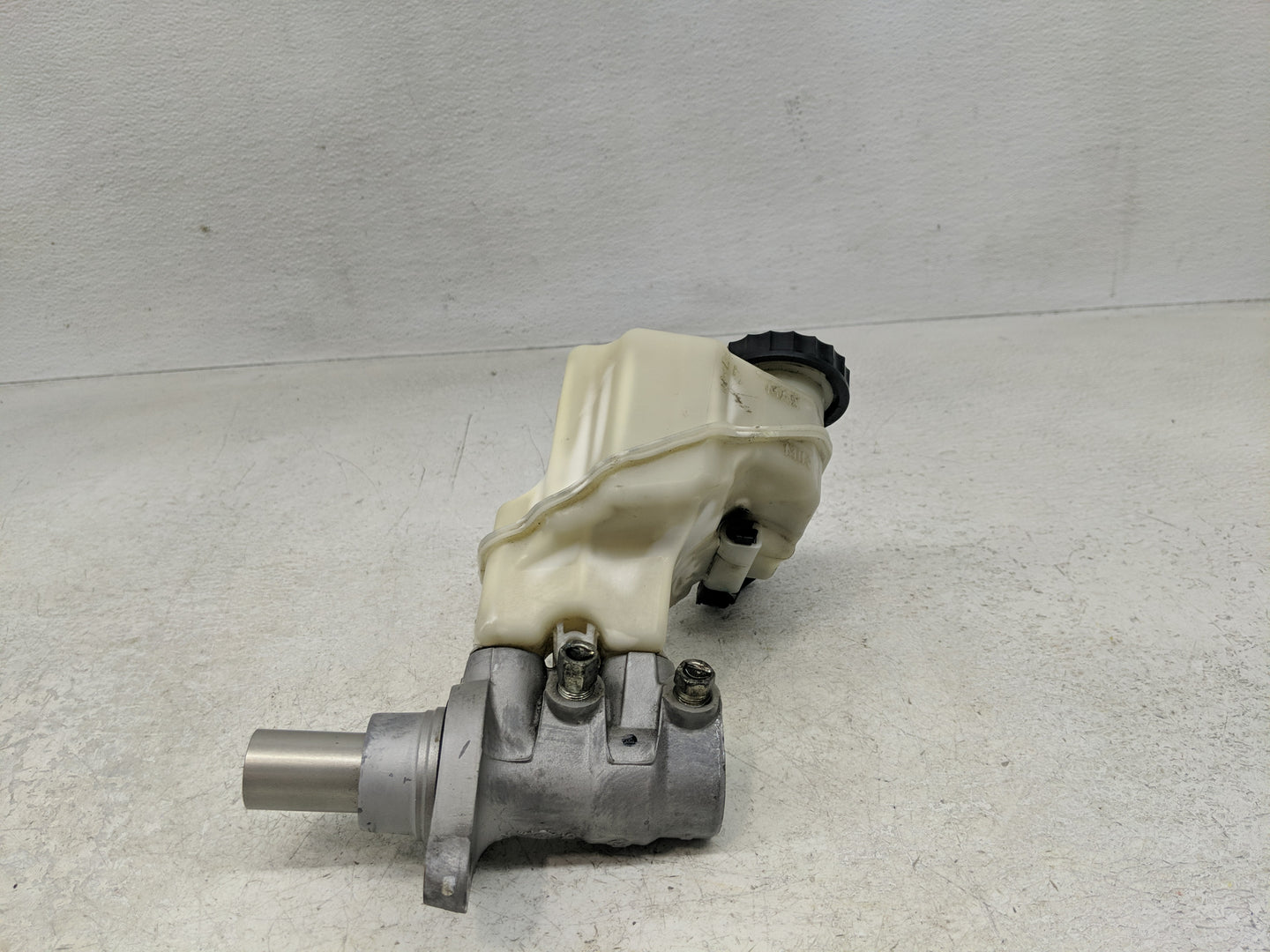 2013-2018 Nissan Altima Brake Master Cylinder 1302519 - Oemusedautoparts1.com