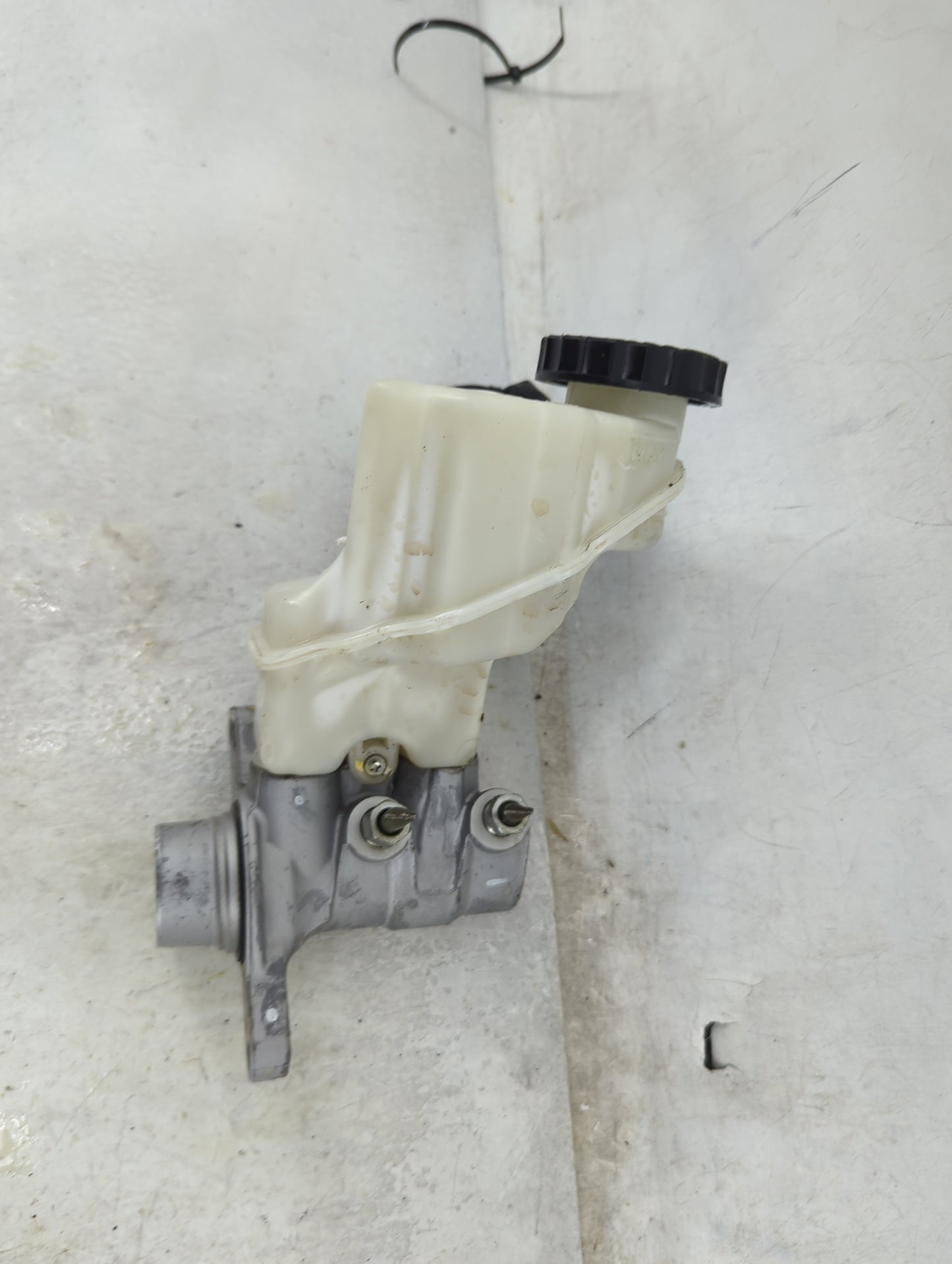 2013-2018 Nissan Altima Brake Master Cylinder 1490875 - Oemusedautoparts1.com