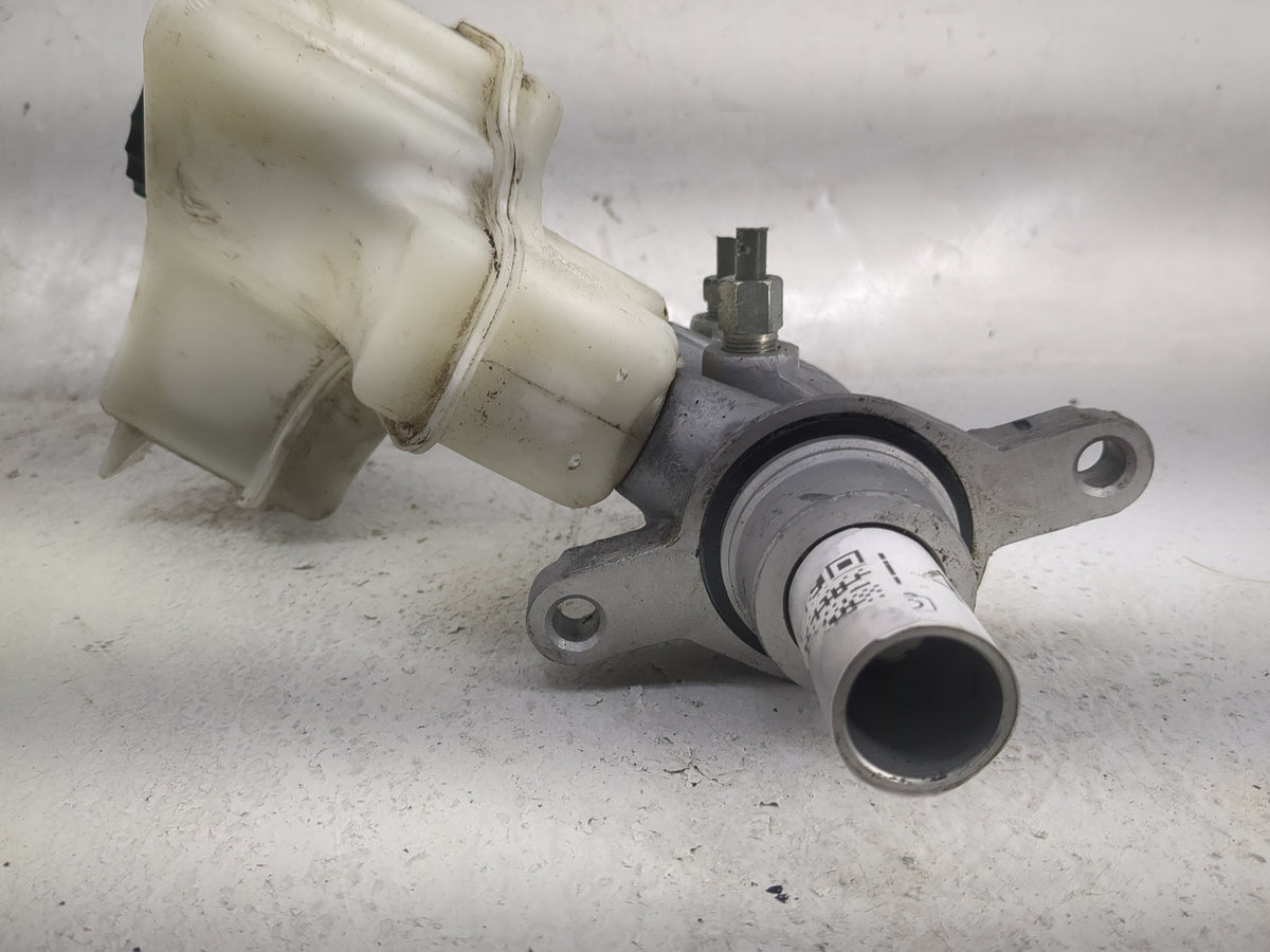 2013-2018 Nissan Altima Brake Master Cylinder 1498085 - Oemusedautoparts1.com