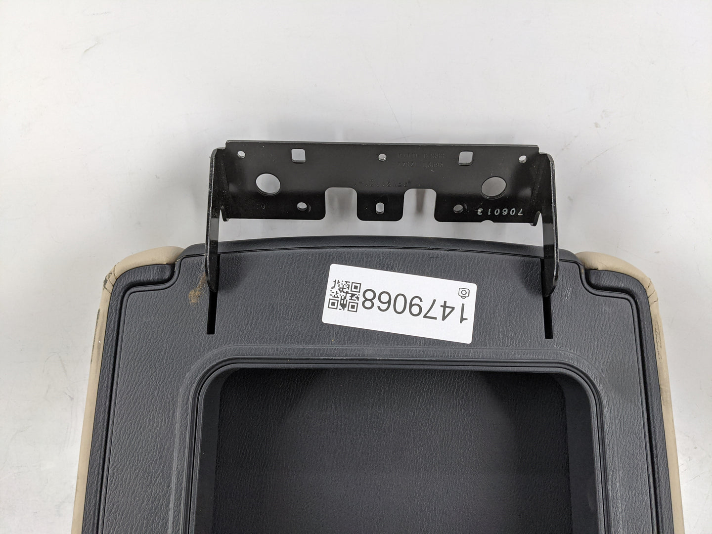 2018 Nissan Armada Center Console Armrest Cover Lid P/N:PFNS1101-1 96920 1ZS4A, 96920 1LA1A Fits OEM Used Auto Parts - Oemus