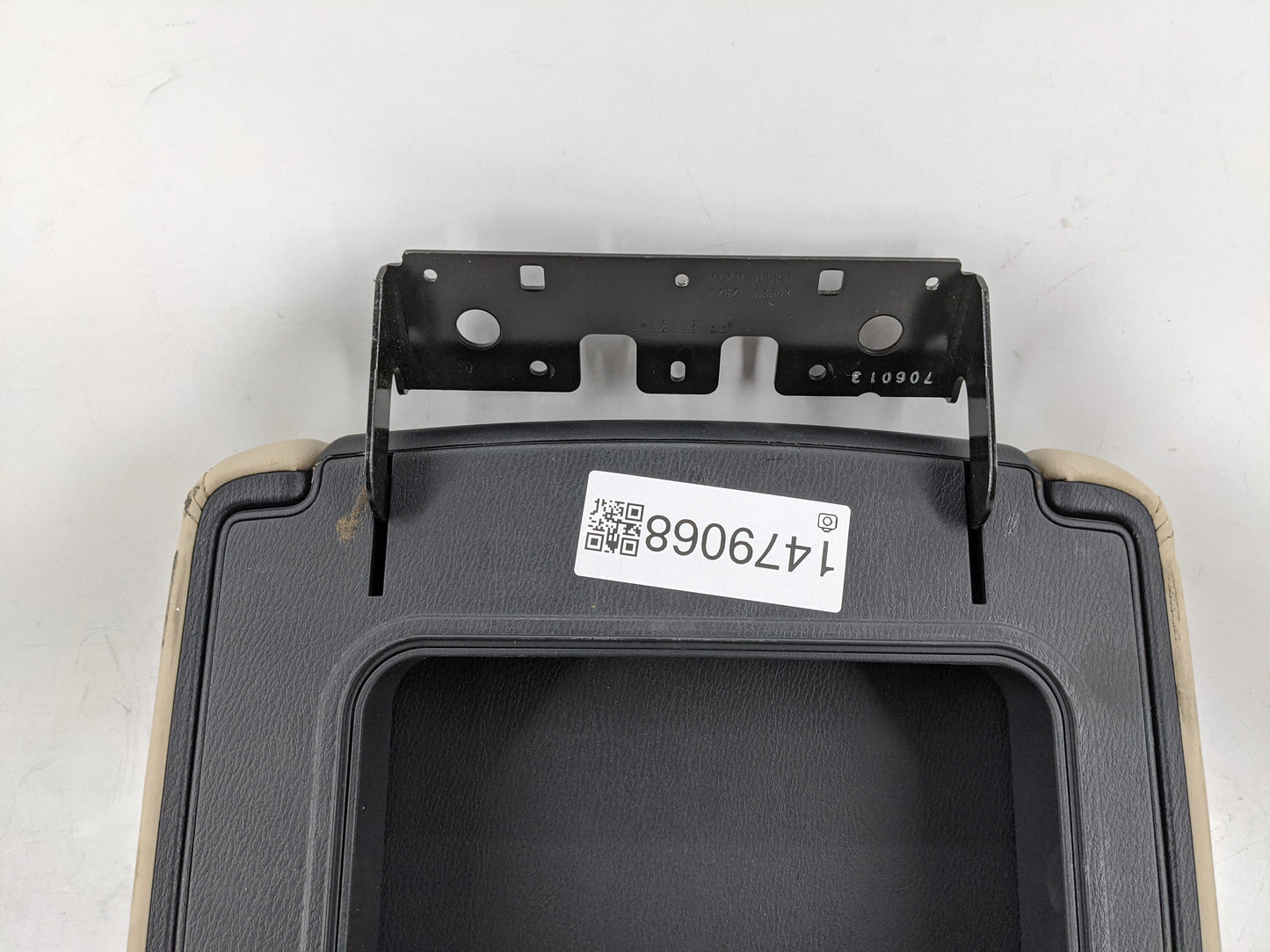 2018 Nissan Armada Center Console Armrest Cover Lid P/N:PFNS1101-1 96920 1ZS4A, 96920 1LA1A Fits OEM Used Auto Parts - Oemus
