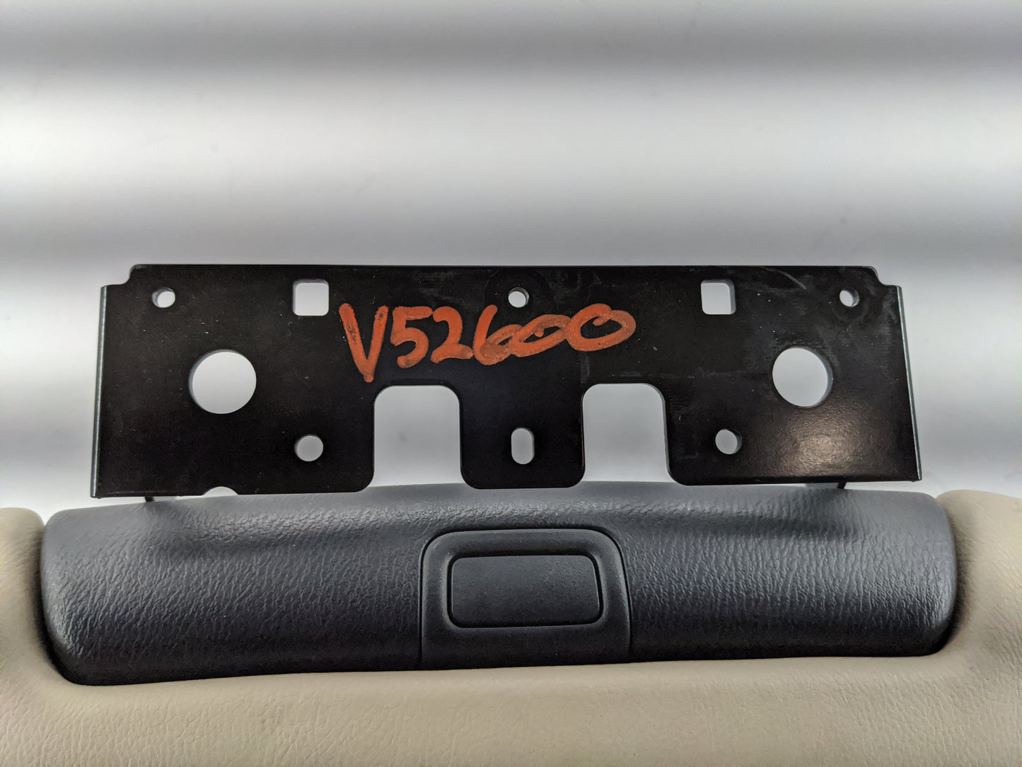 2018 Nissan Armada Center Console Armrest Cover Lid P/N:PFNS1101-1 96920 1ZS4A, 96920 1LA1A Fits OEM Used Auto Parts - Oemus