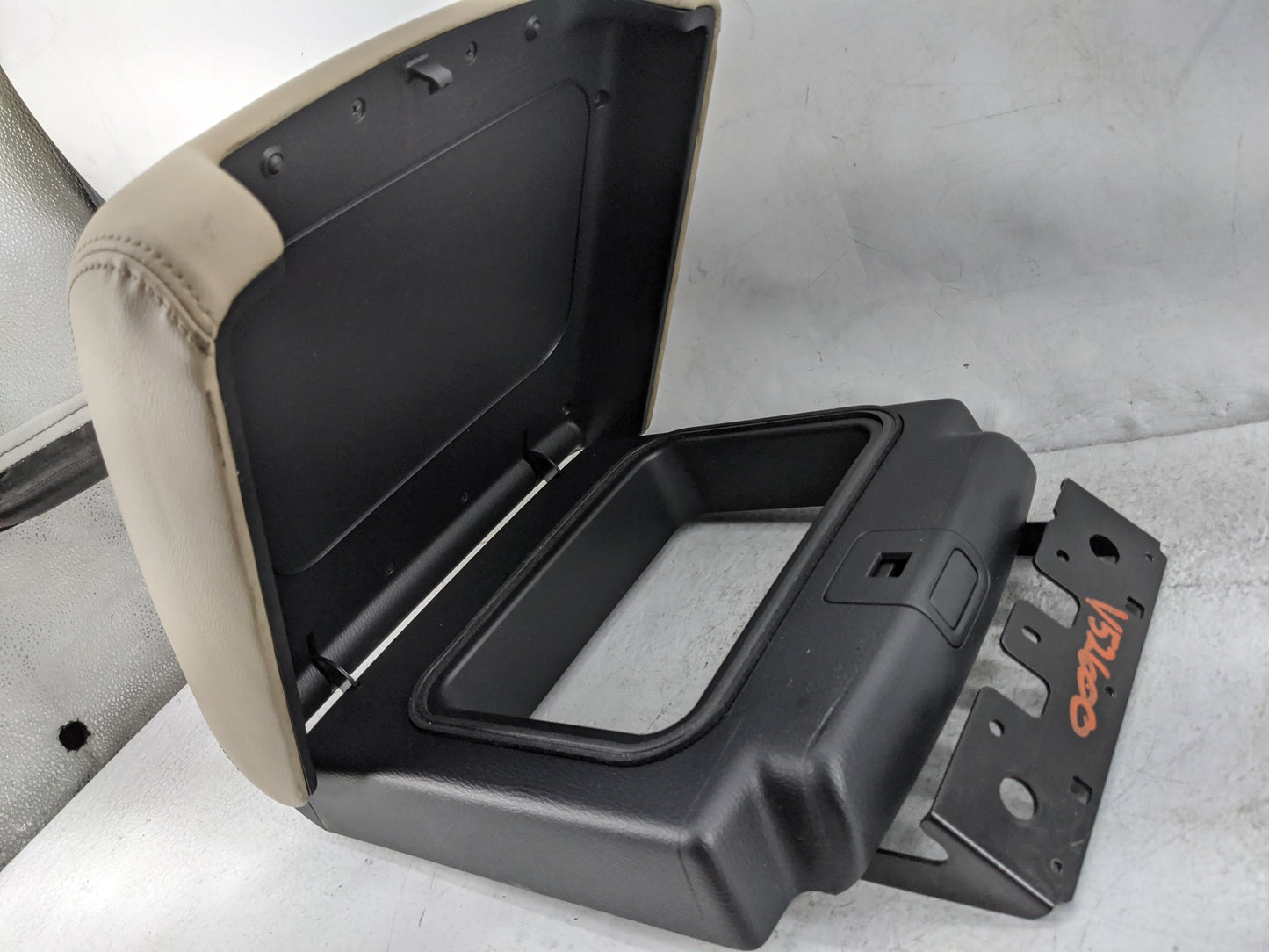 2018 Nissan Armada Center Console Armrest Cover Lid P/N:PFNS1101-1 96920 1ZS4A, 96920 1LA1A Fits OEM Used Auto Parts - Oemus