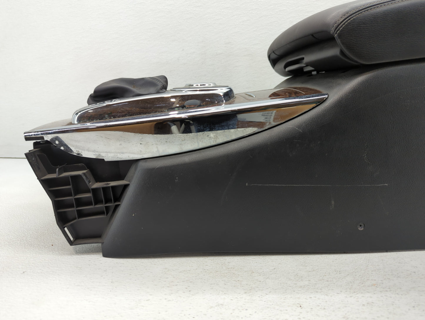2018-2019 Nissan Armada Center Floor Console P/N:969106GY0B Fits Fits 2018 2019 OEM Used Auto Parts - Oemusedautoparts1.com