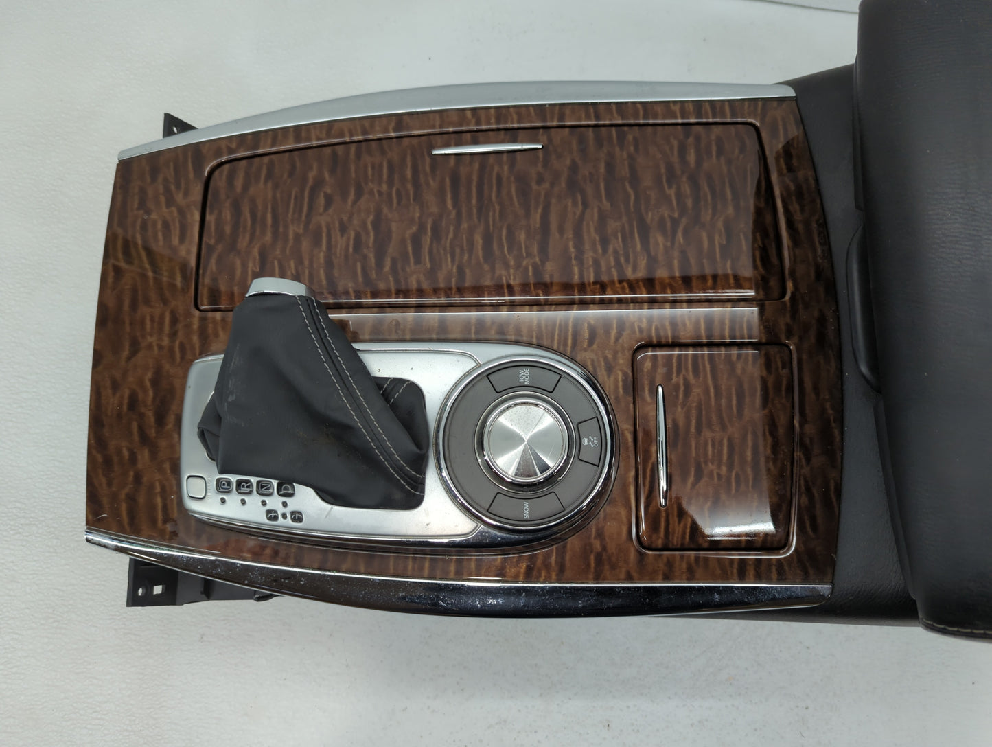 2018-2019 Nissan Armada Center Floor Console P/N:969106GY0B Fits Fits 2018 2019 OEM Used Auto Parts - Oemusedautoparts1.com