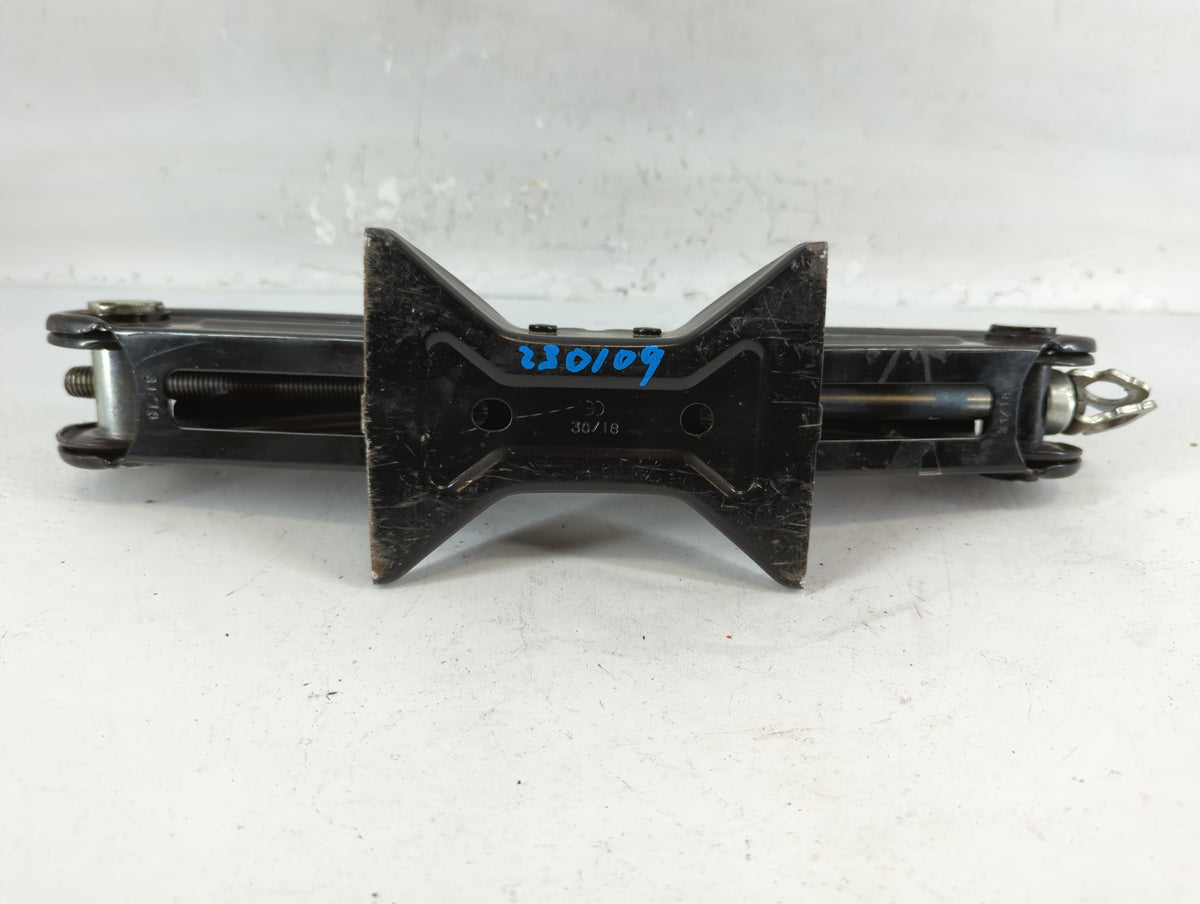 2018 Nissan Kicks Spare Scissor Car Jack - Oemusedautoparts1.com