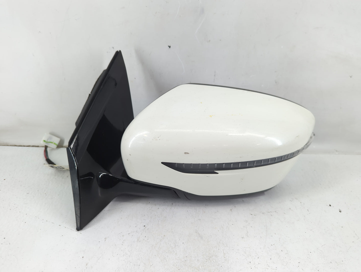 2016-2022 Nissan Murano Driver Side View Mirror - Left Door Mirror OEM Used - Oemusedautoparts1.com