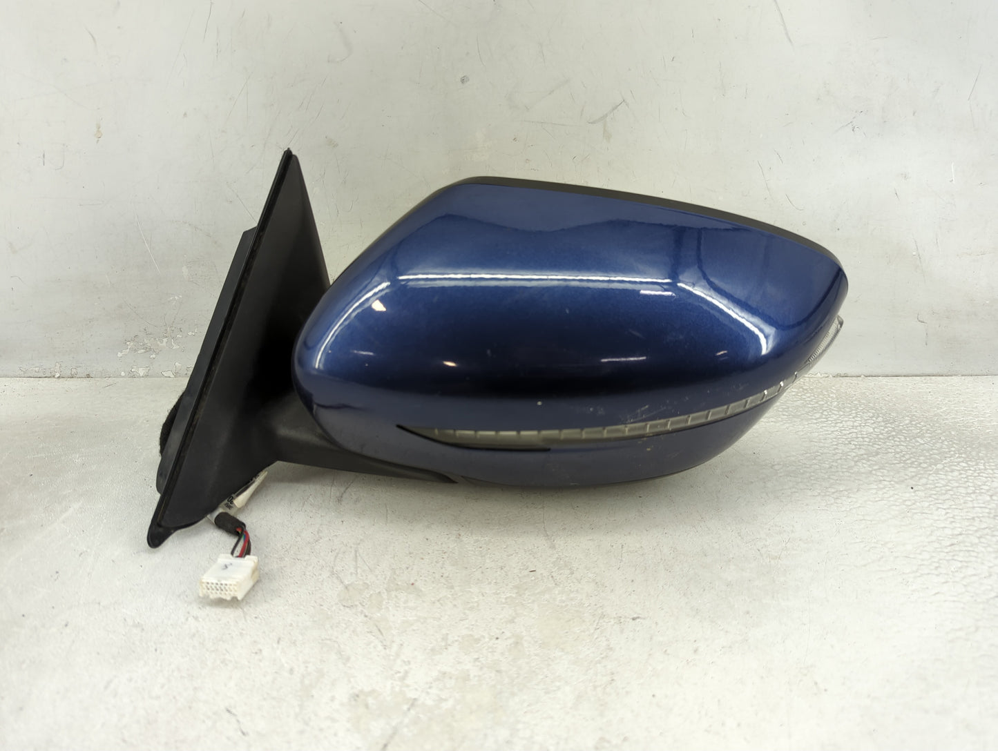 2017-2020 Nissan Rogue Driver Side View Mirror - Left Door Mirror OEM Used - Oemusedautoparts1.com