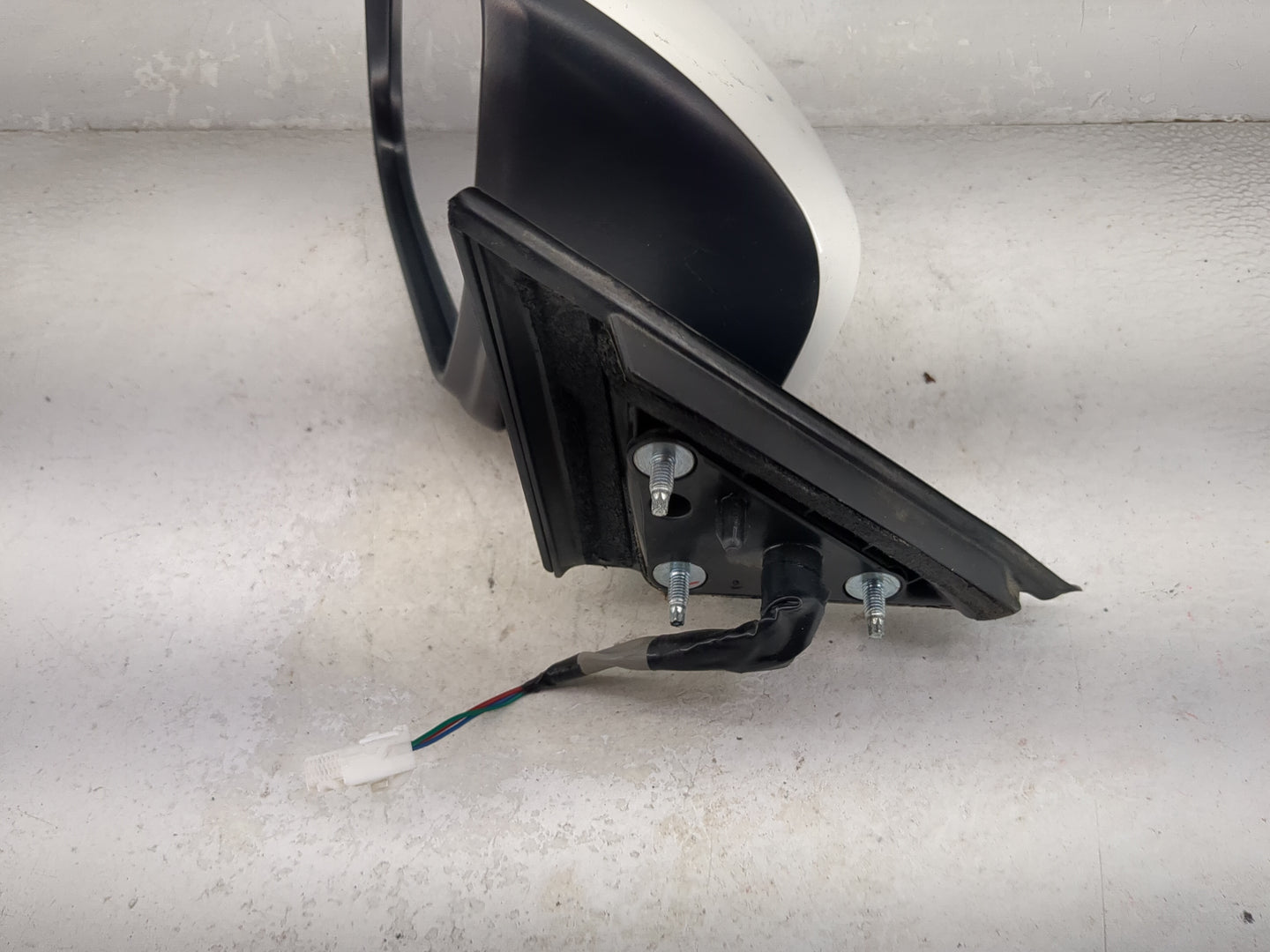 2016-2020 Nissan Rogue Driver Side View Mirror - Left Door Mirror OEM Used - Oemusedautoparts1.com