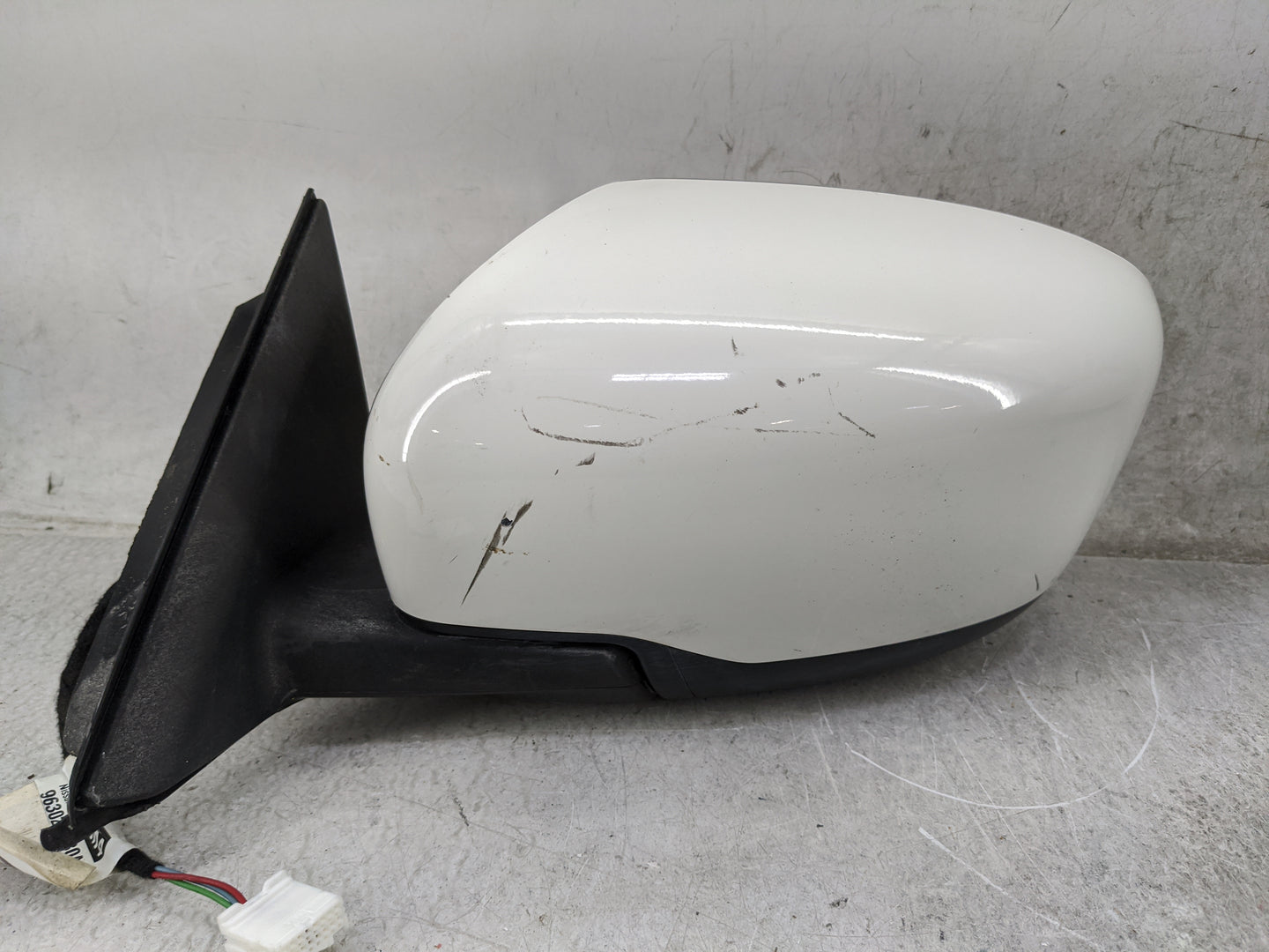 2016-2020 Nissan Rogue Driver Side View Mirror - Left Door Mirror OEM Used - Oemusedautoparts1.com