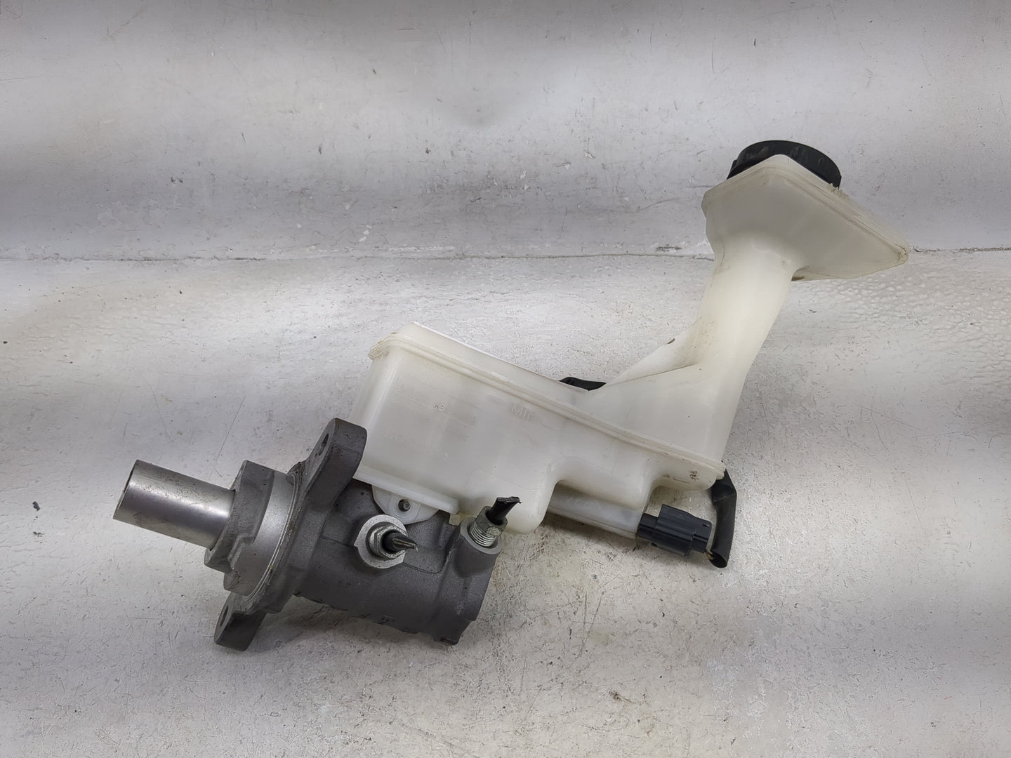 2017-2020 Nissan Rogue Brake Master Cylinder 1492458 - Oemusedautoparts1.com