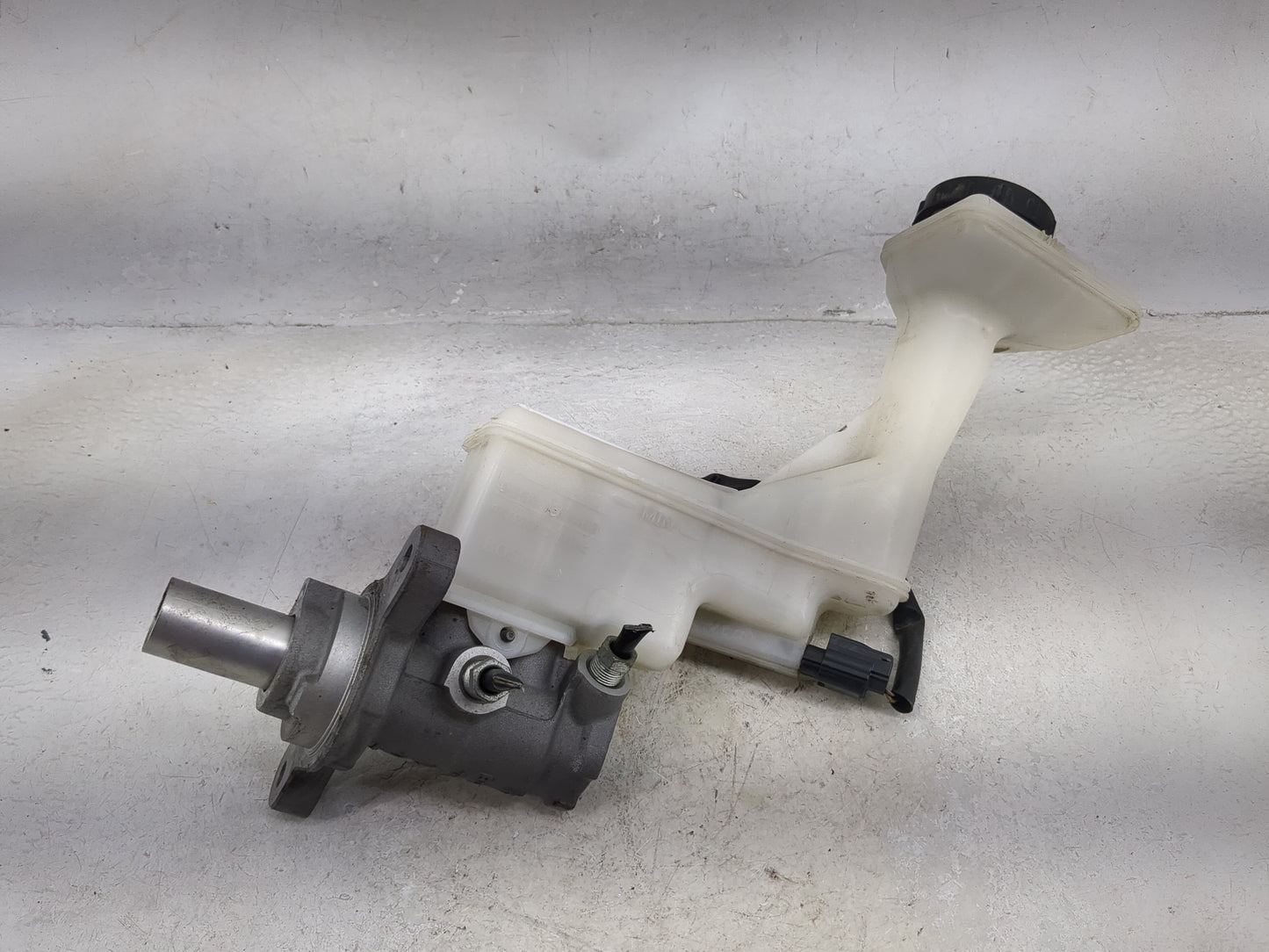 2017-2020 Nissan Rogue Brake Master Cylinder 1492458 - Oemusedautoparts1.com