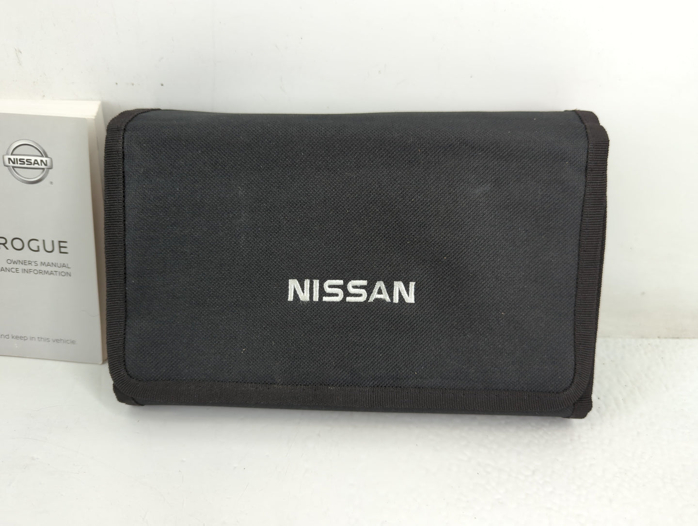 2018 Nissan Rogue Owners Manual Book Guide P/N:OM18EA 0T32U0 OEM Used Auto Parts - Oemusedautoparts1.com