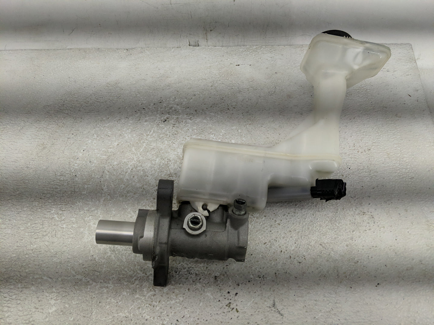 2017-2022 Nissan Rogue Sport Brake Master Cylinder - Oemusedautoparts1.com
