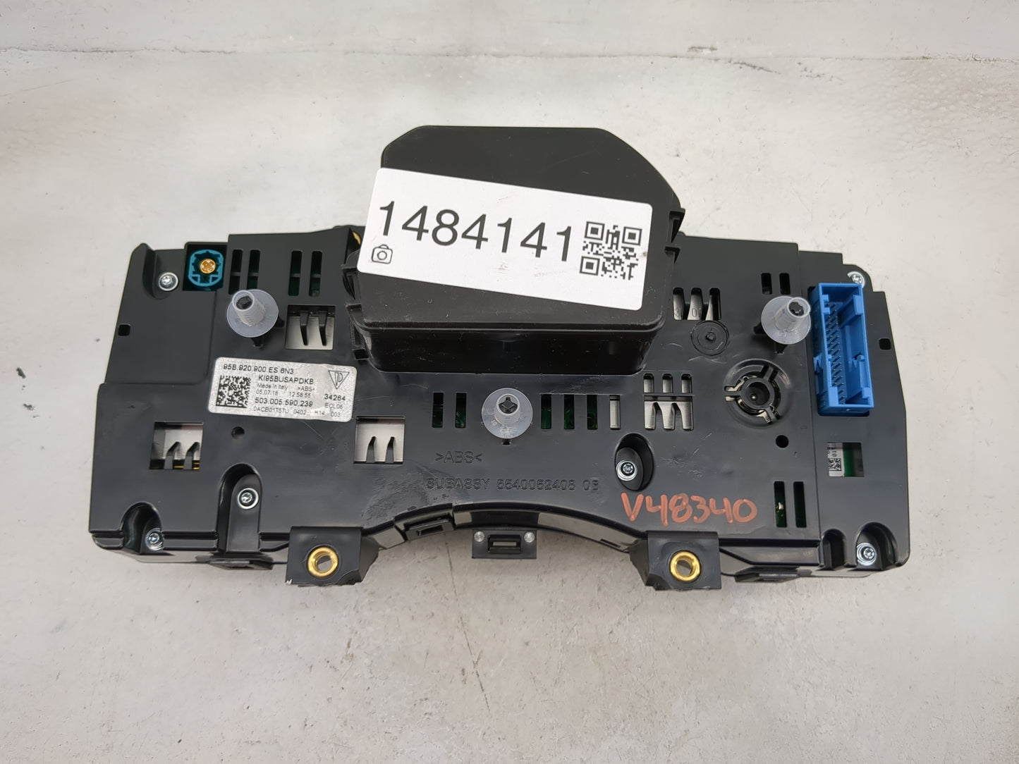 2017-2018 Porsche Macan Instrument Cluster Speedometer Gauges P/N:95B920900E5 6088422 Miles: Fits Fits 2017 2018 OEM Used Au
