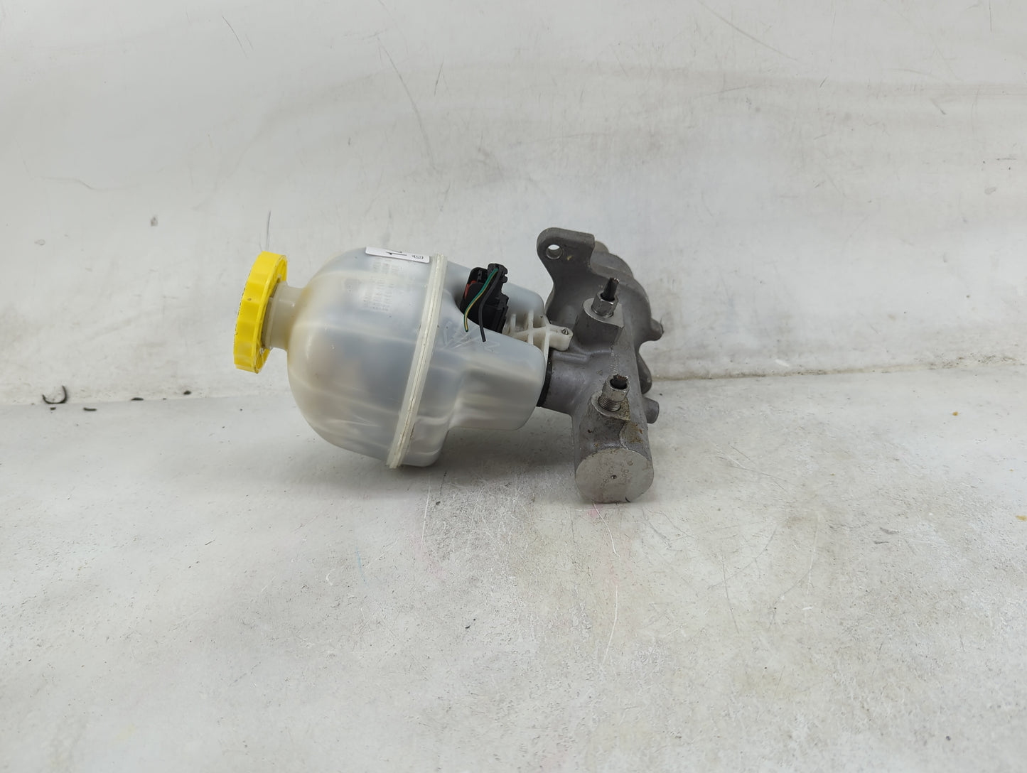 2011-2022 Ram 1500 Brake Master Cylinder 1489076 - Oemusedautoparts1.com
