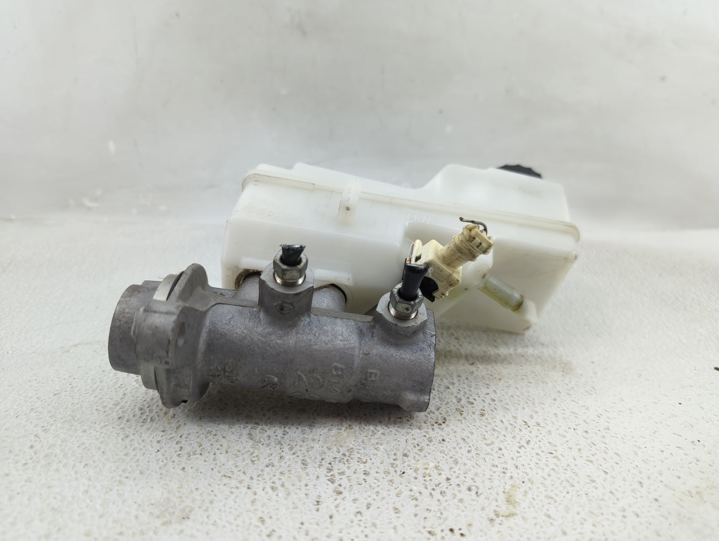 2018-2022 Toyota C-hr Brake Master Cylinder - Oemusedautoparts1.com