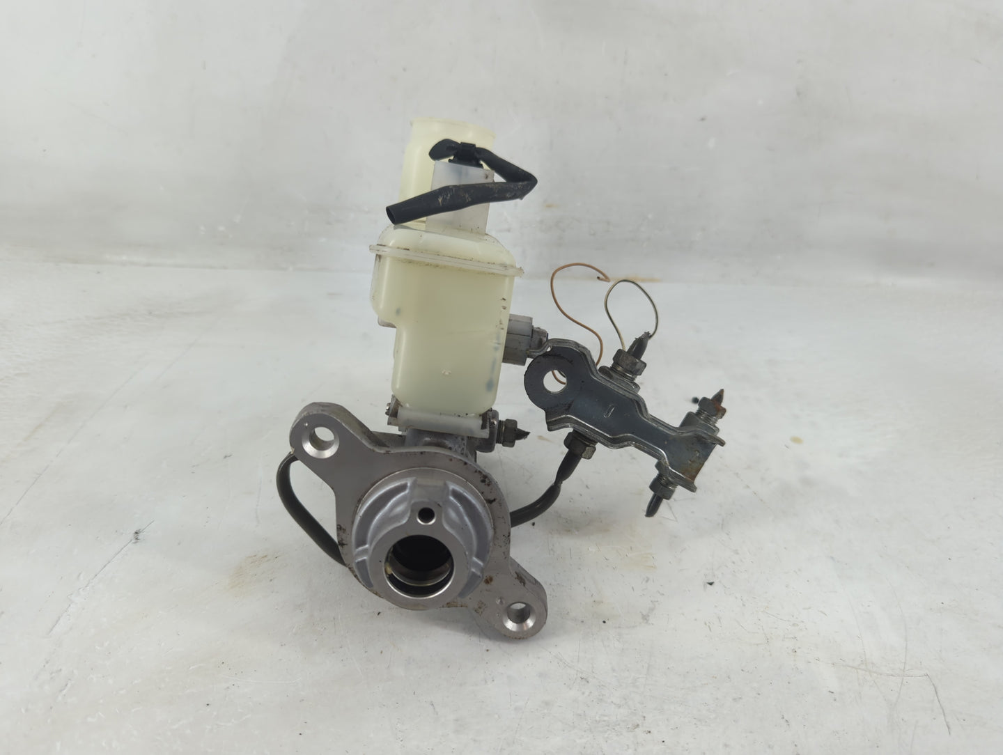 2018-2022 Toyota Camry Brake Master Cylinder 1198888 - Oemusedautoparts1.com