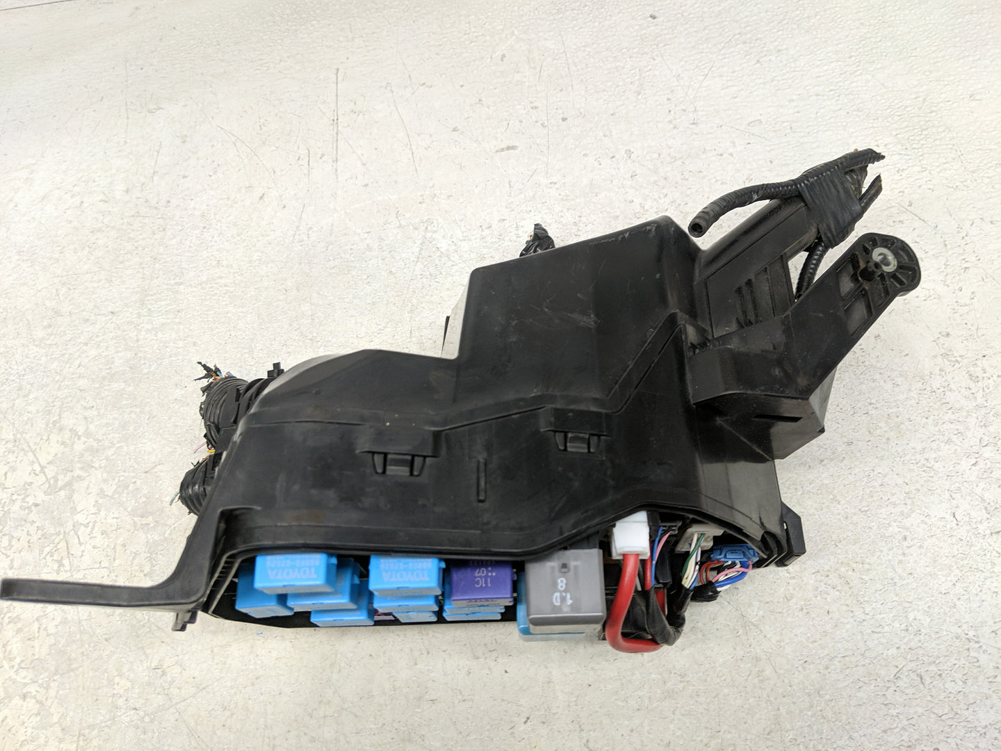 2018-2022 Toyota Camry Fusebox Fuse Box Panel Relay Module P/N:82620-33130 Fits Fits 2018 2019 2020 2021 2022 OEM Used Auto 