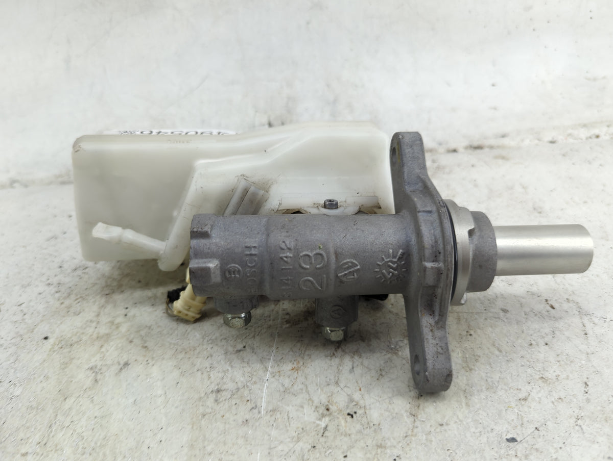 Toyota Corolla Brake Master Cylinder 1490546 - Oemusedautoparts1.com