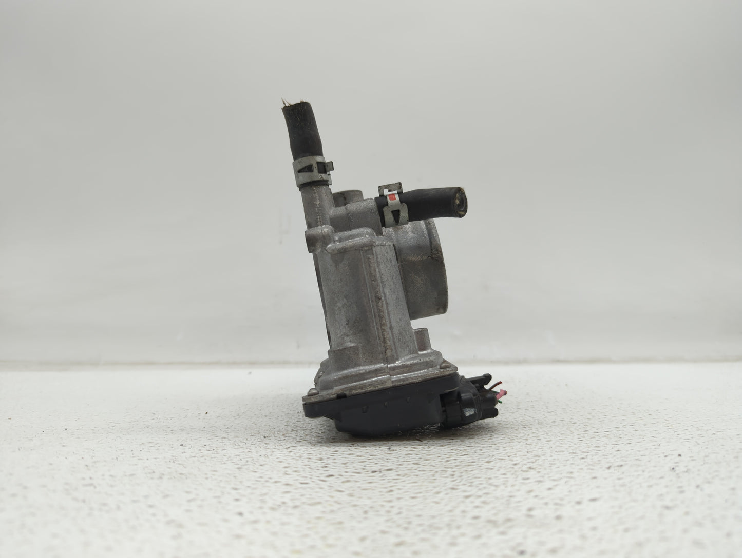 2011-2018 Toyota Corolla Throttle Body P/N:22030-0T080 Fits Fits 2011 2012 2013 2014 2015 2016 2017 2018 OEM Used Auto Parts
